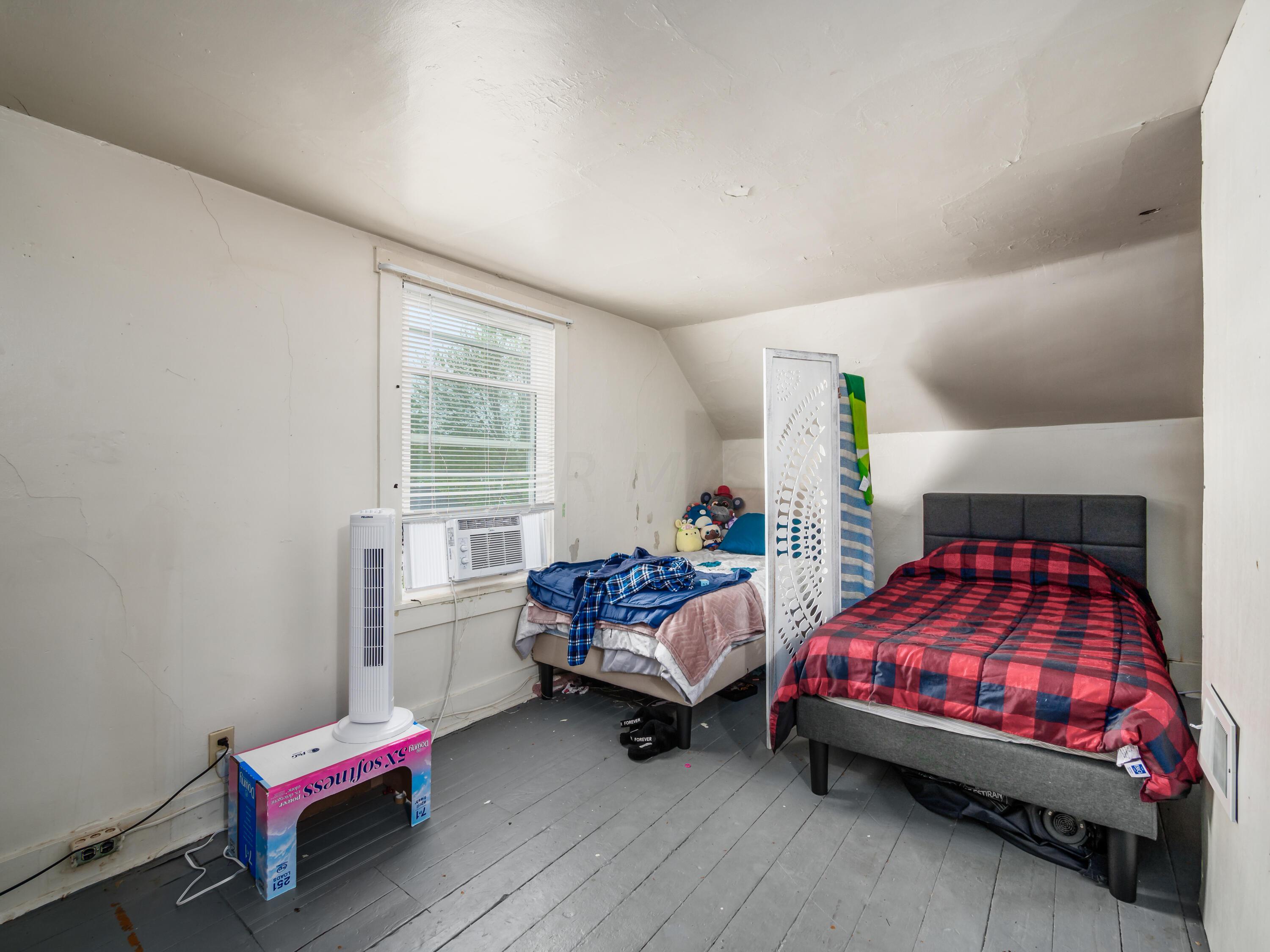 222 W Poplar Street, 224