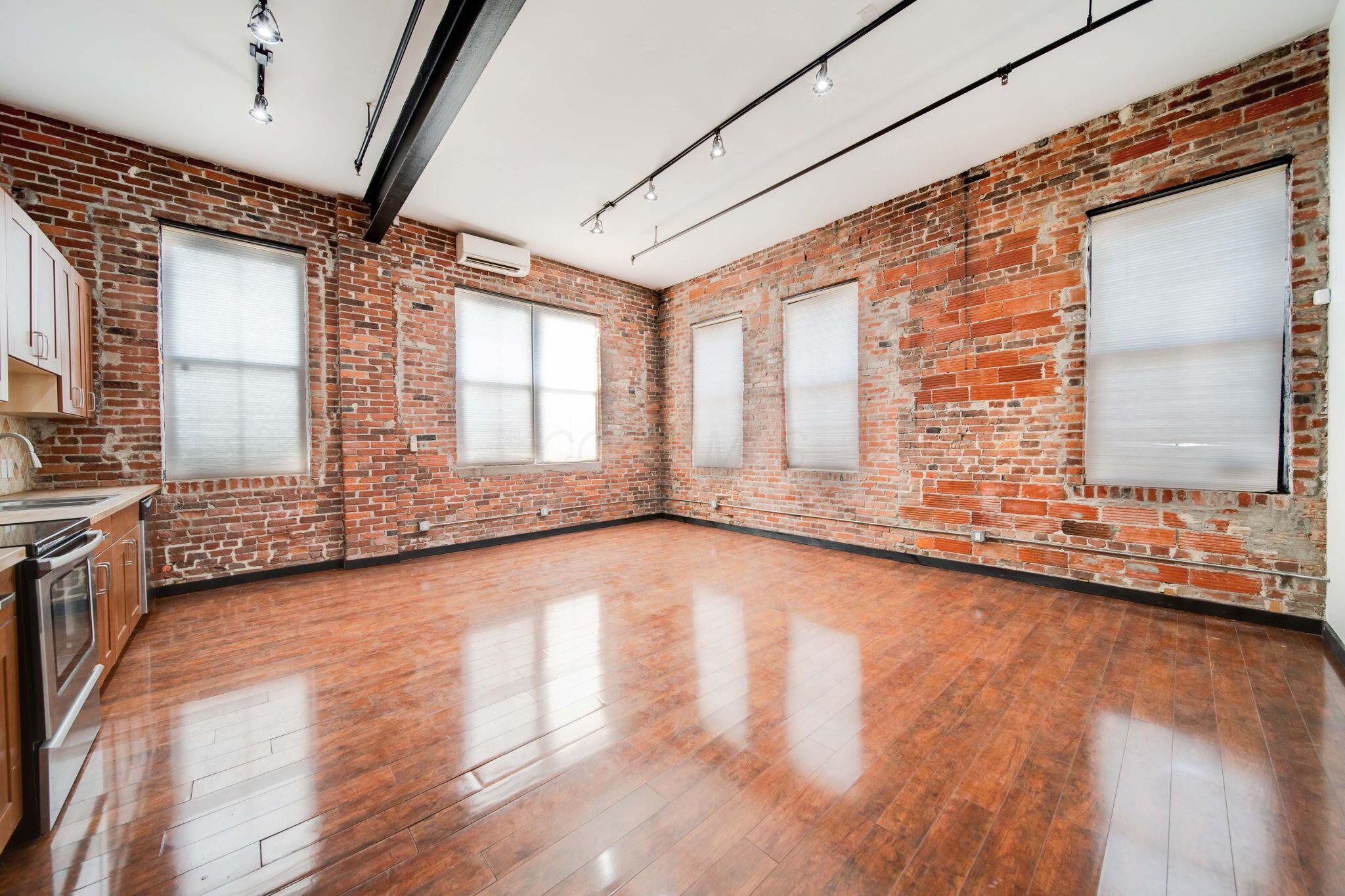 139 E Main Street, 112