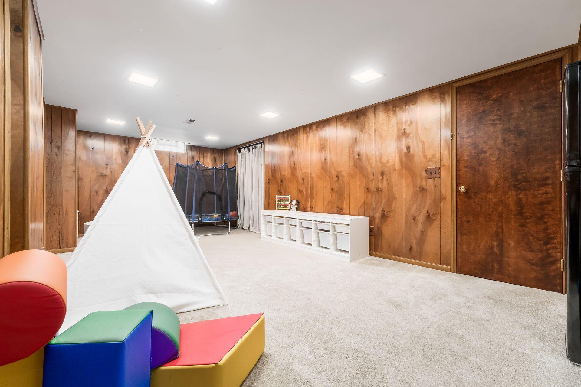 1055 Hepplewhite Street