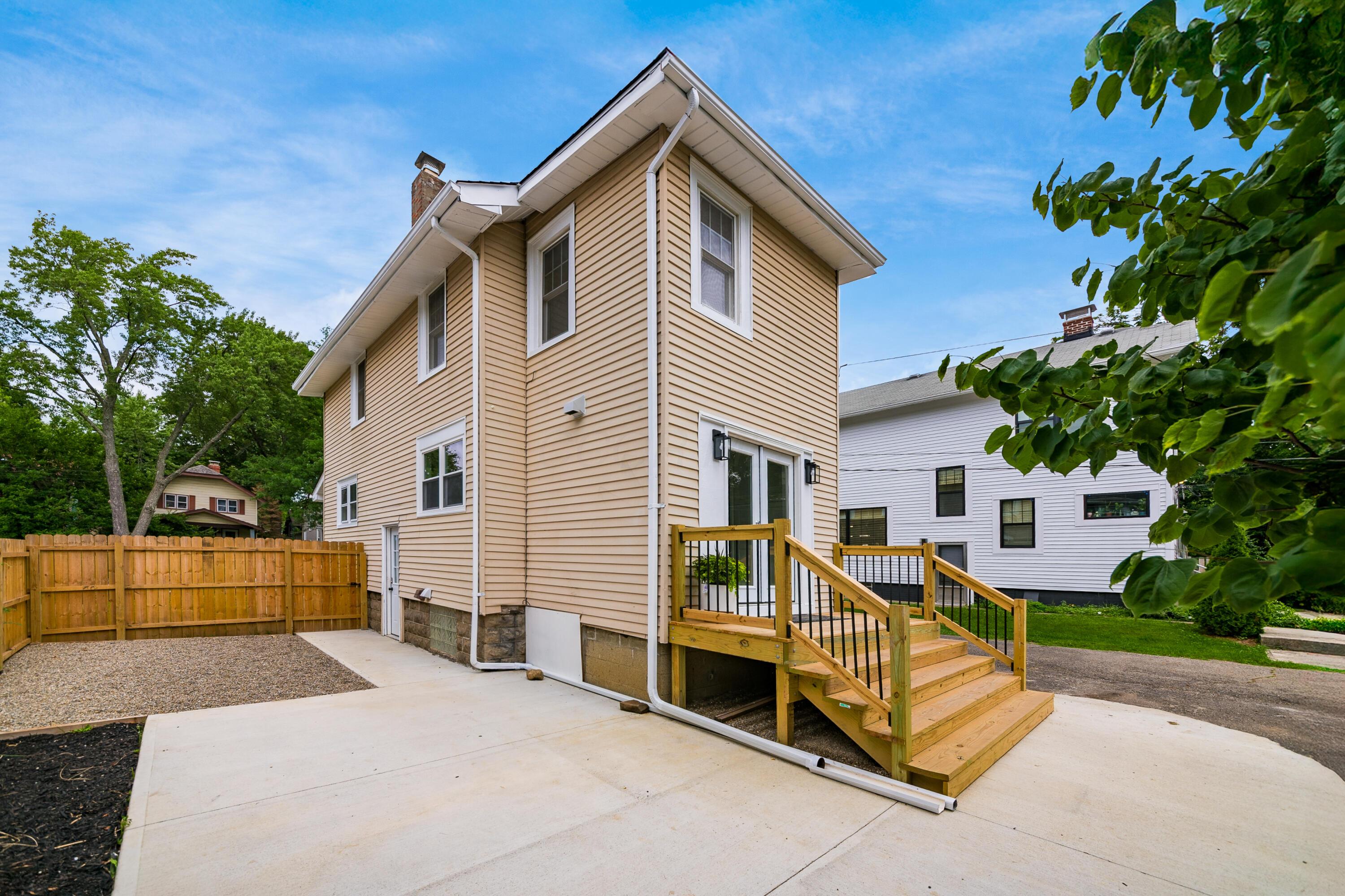 219 E Como Avenue