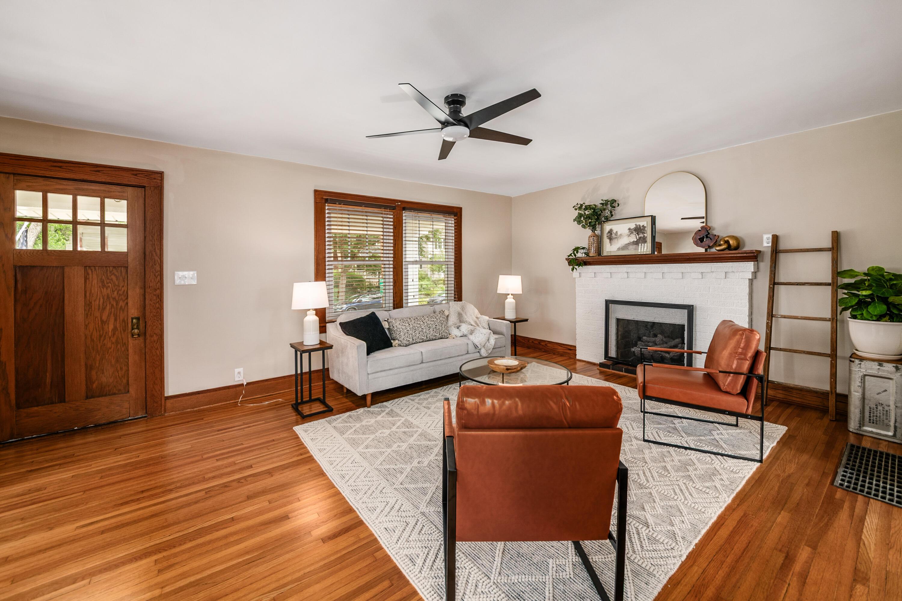 219 E Como Avenue