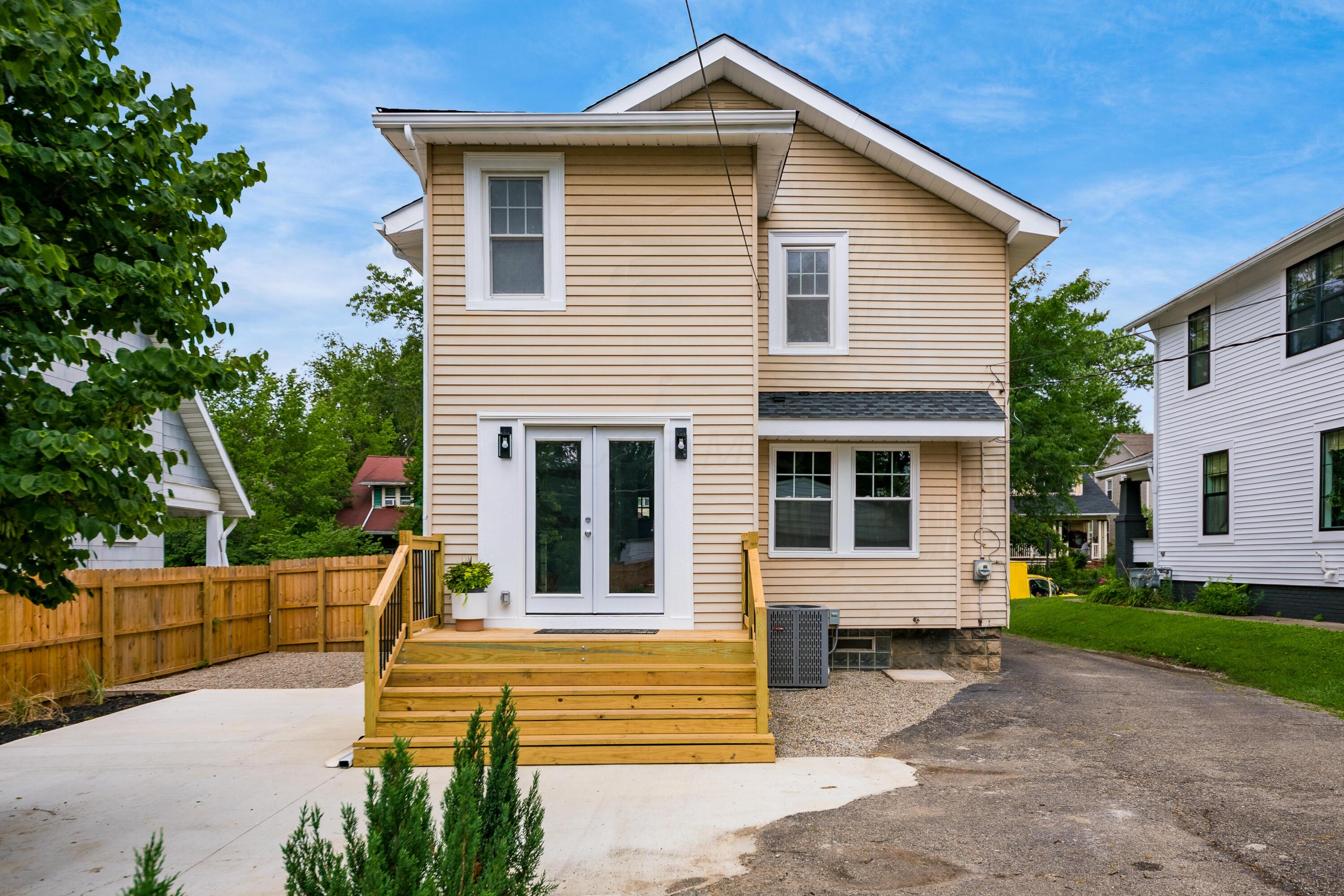 219 E Como Avenue