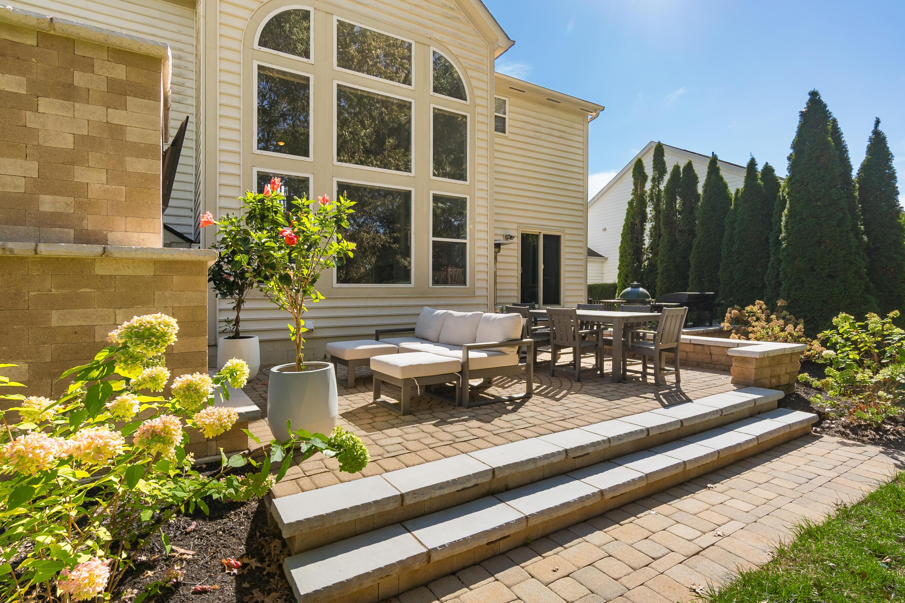 6014 Commonwealth Drive