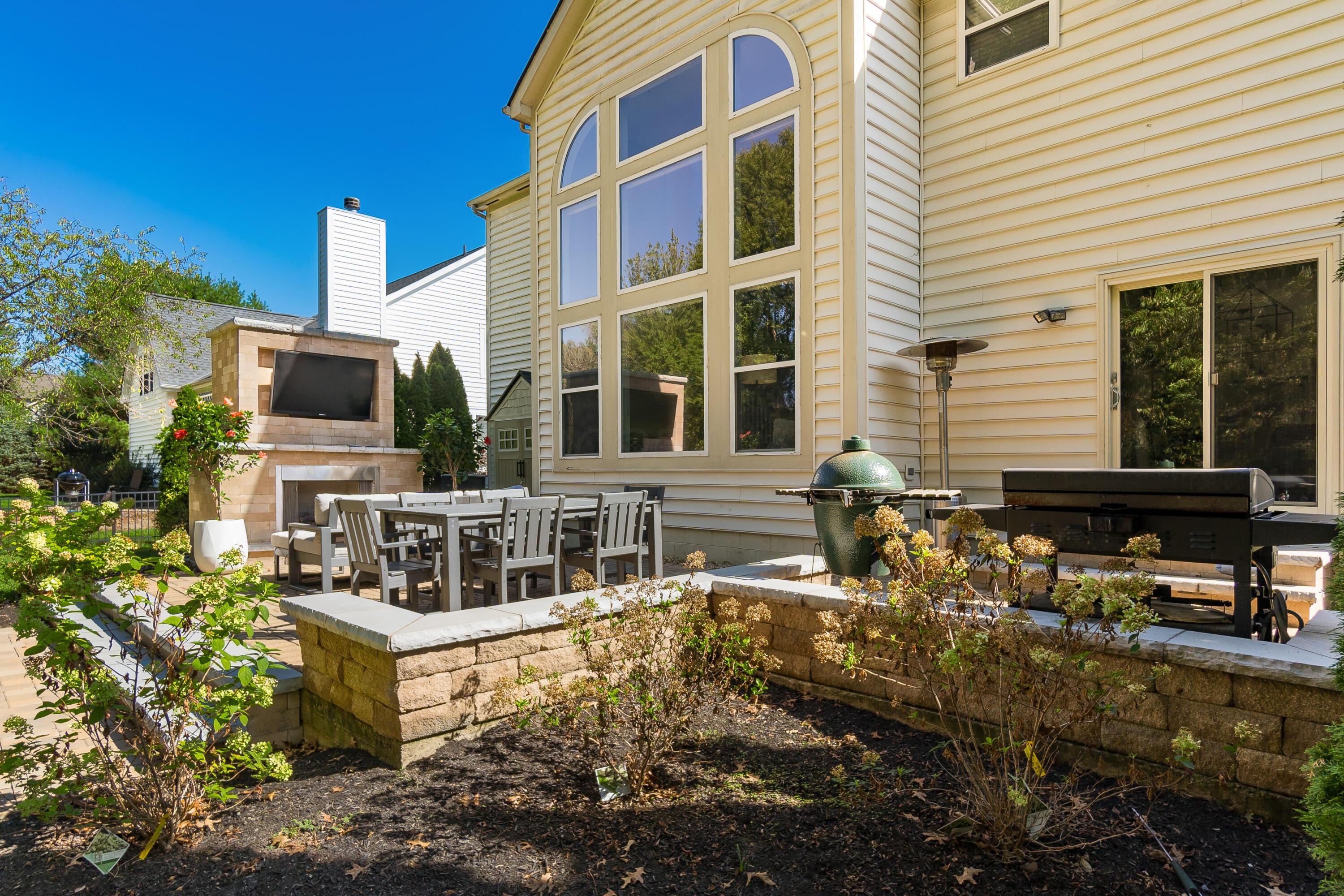 6014 Commonwealth Drive