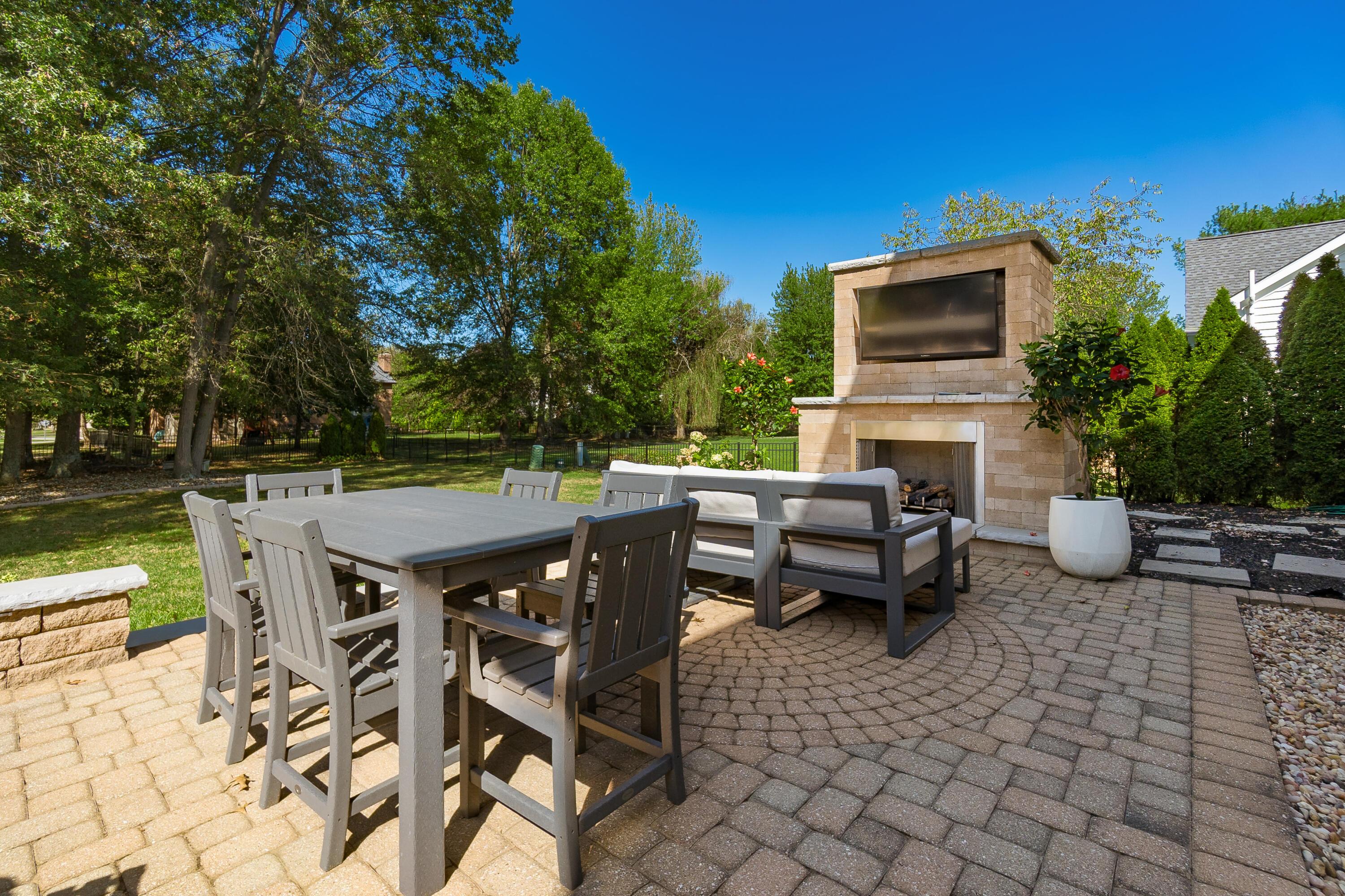 6014 Commonwealth Drive