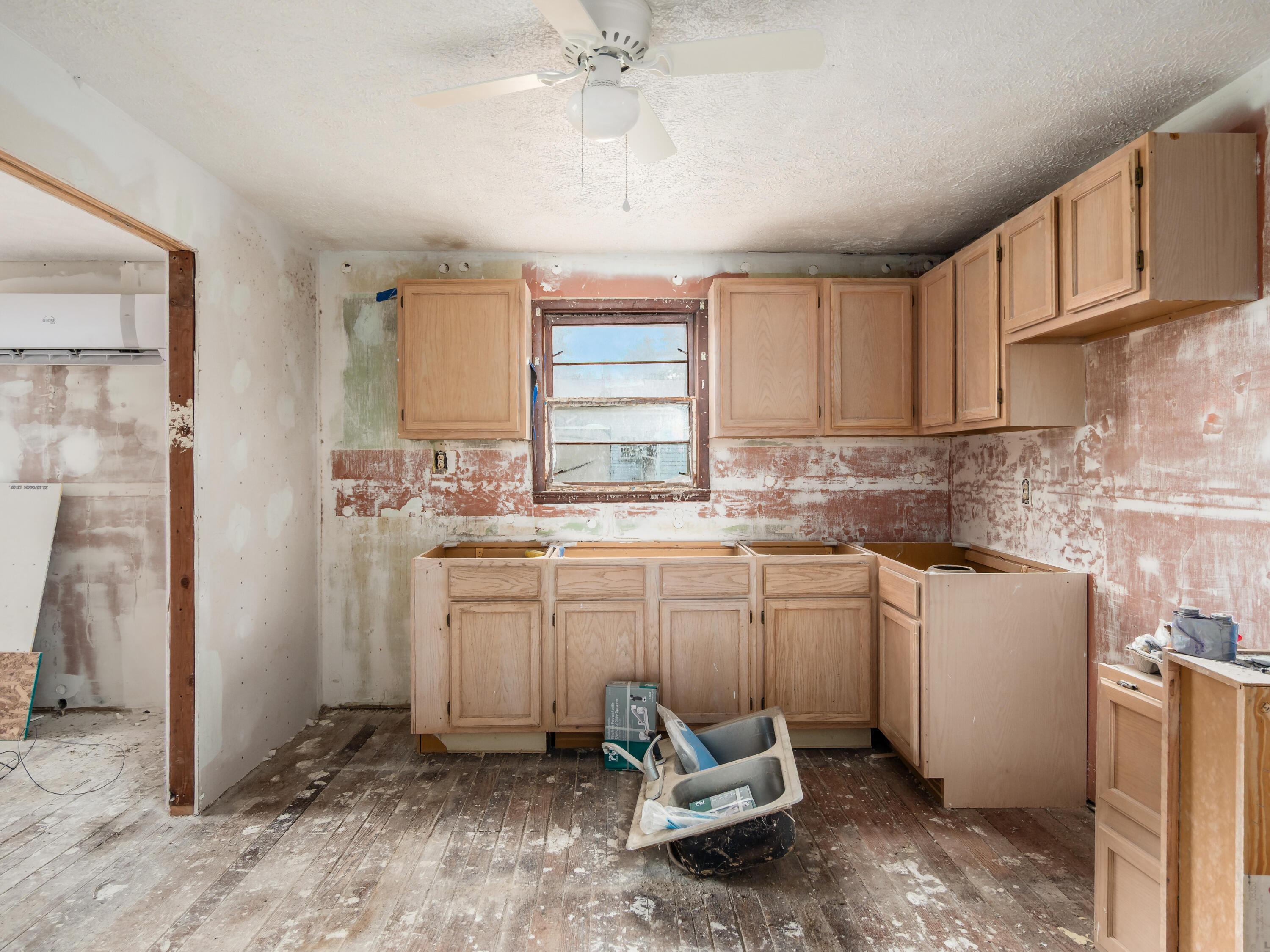 6160 Congress Street