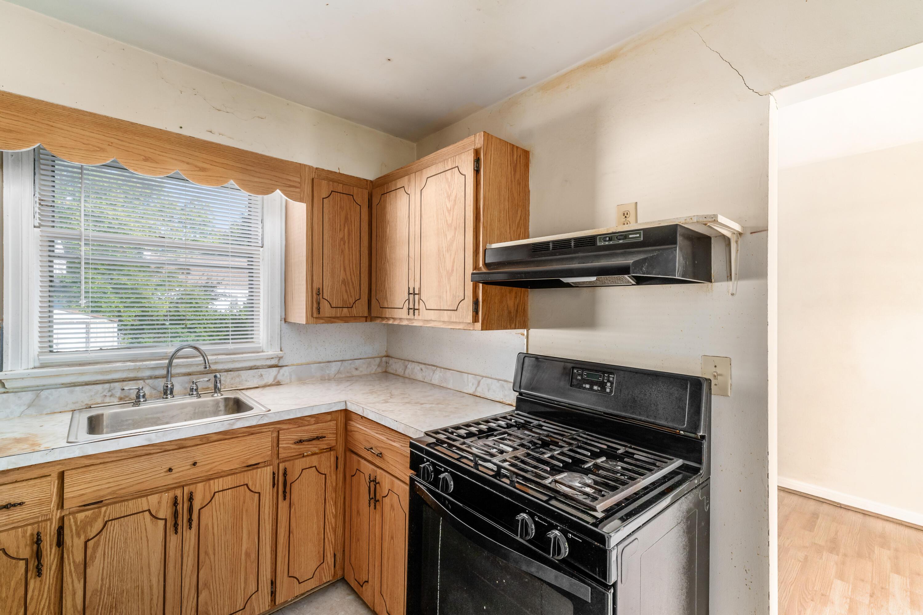 1872 Greenway Avenue S