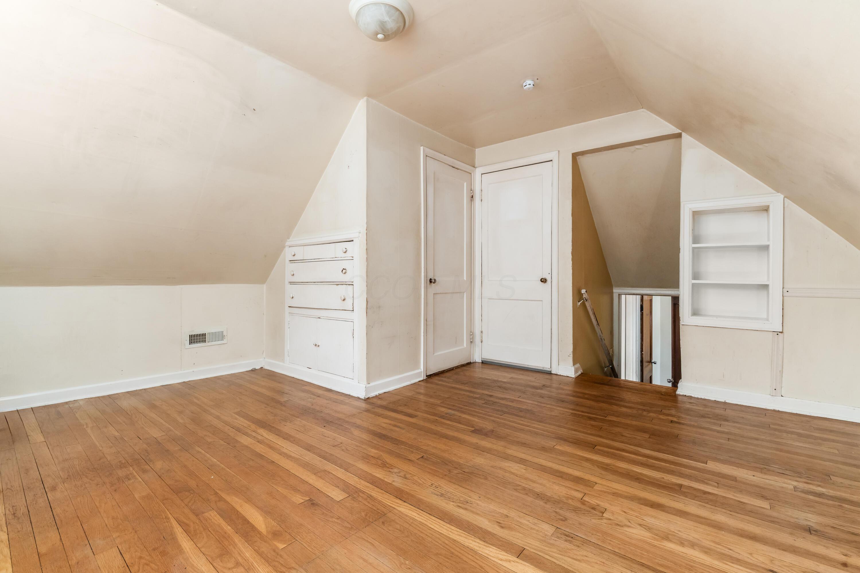 1872 Greenway Avenue S