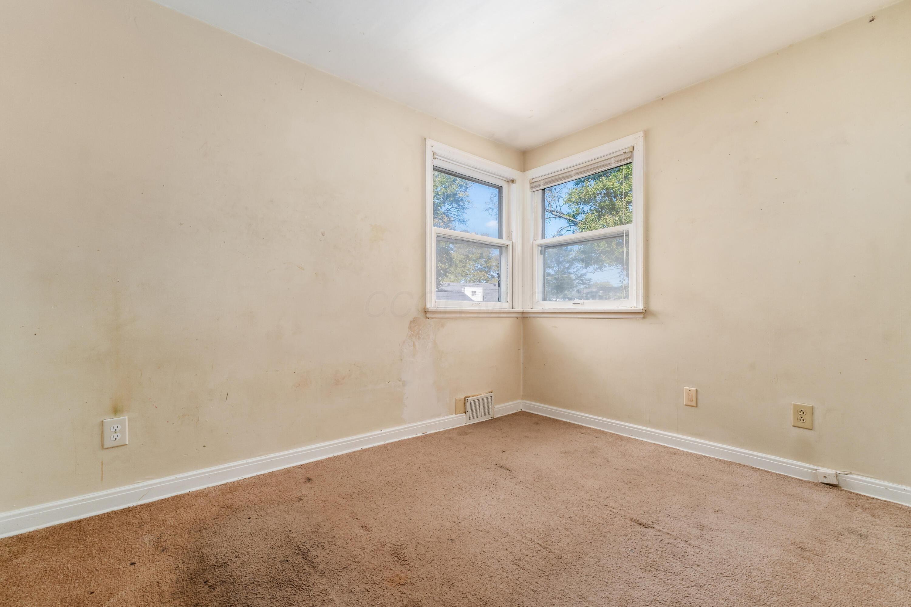 1872 Greenway Avenue S