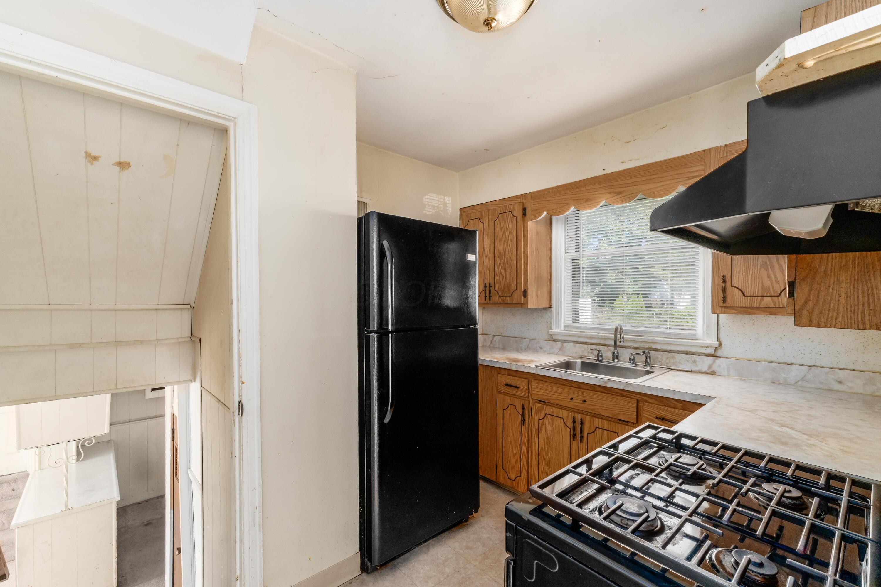 1872 Greenway Avenue S