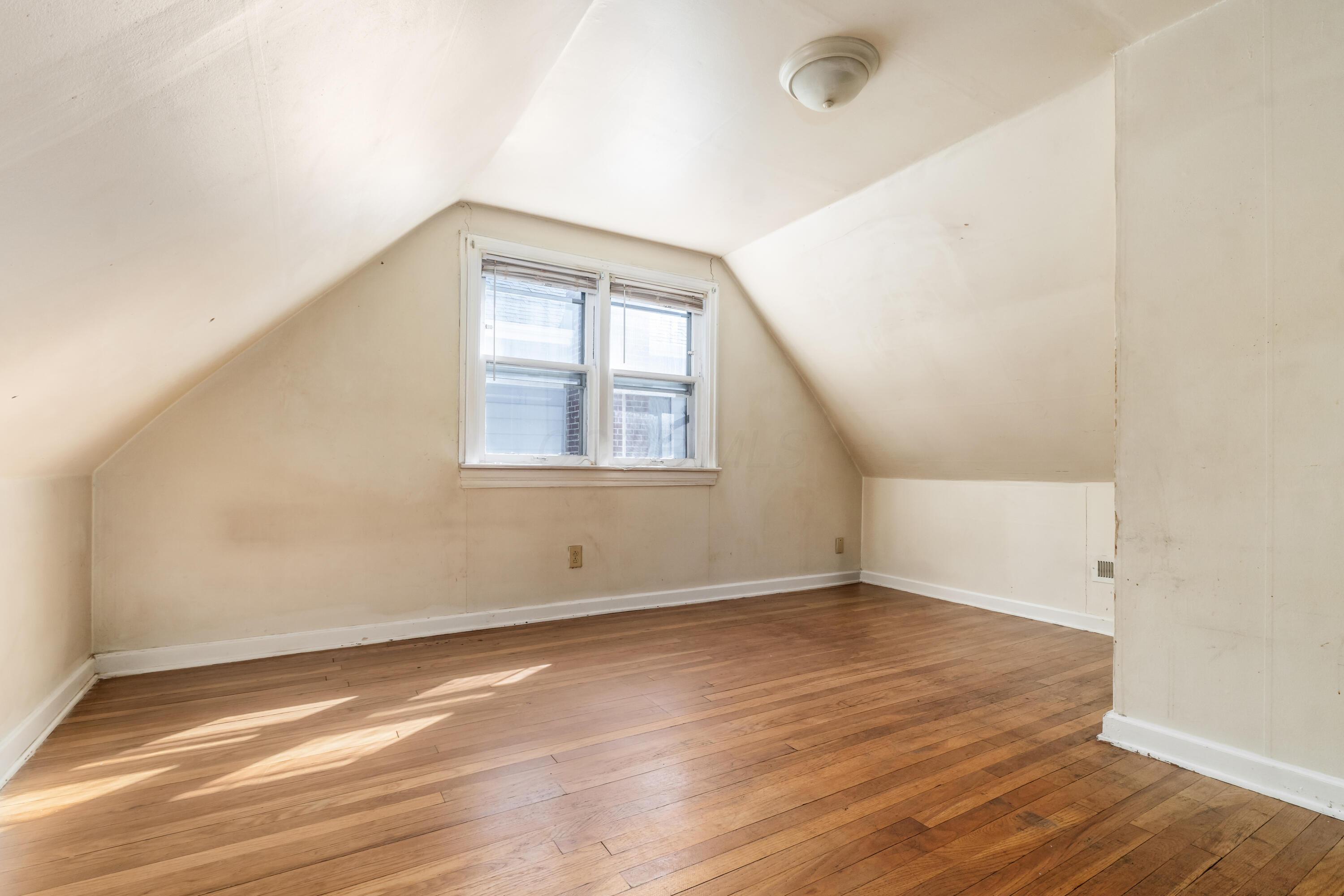 1872 Greenway Avenue S