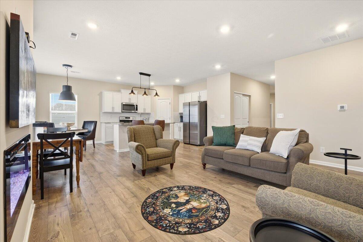 279 Mannaseh Drive W