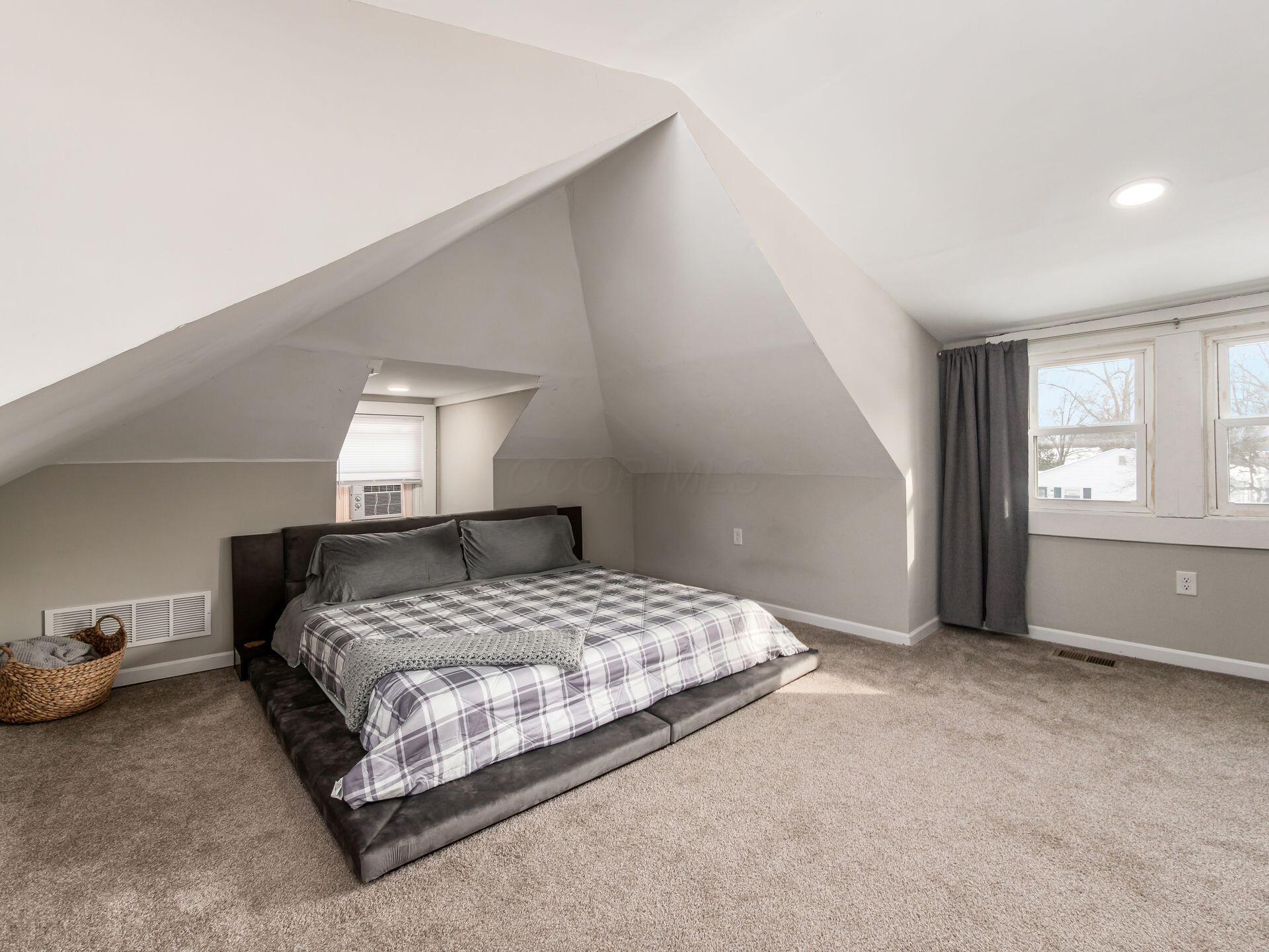 818 W 8th Street