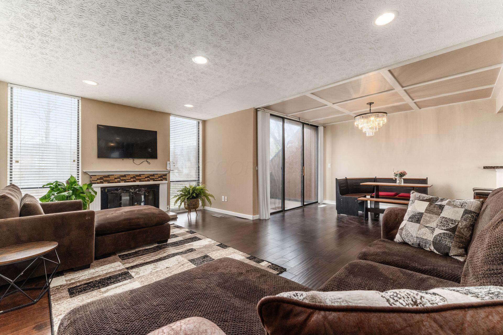 4828 Crazy Horse Lane, 2