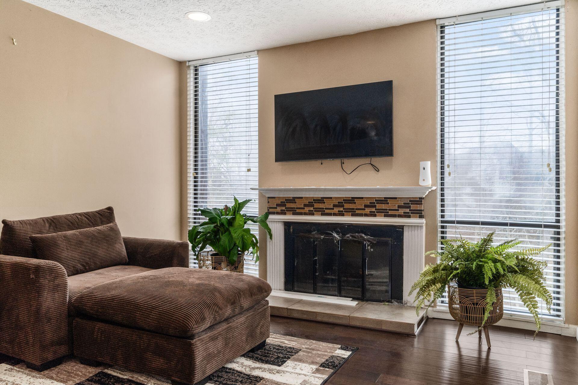 4828 Crazy Horse Lane, 2