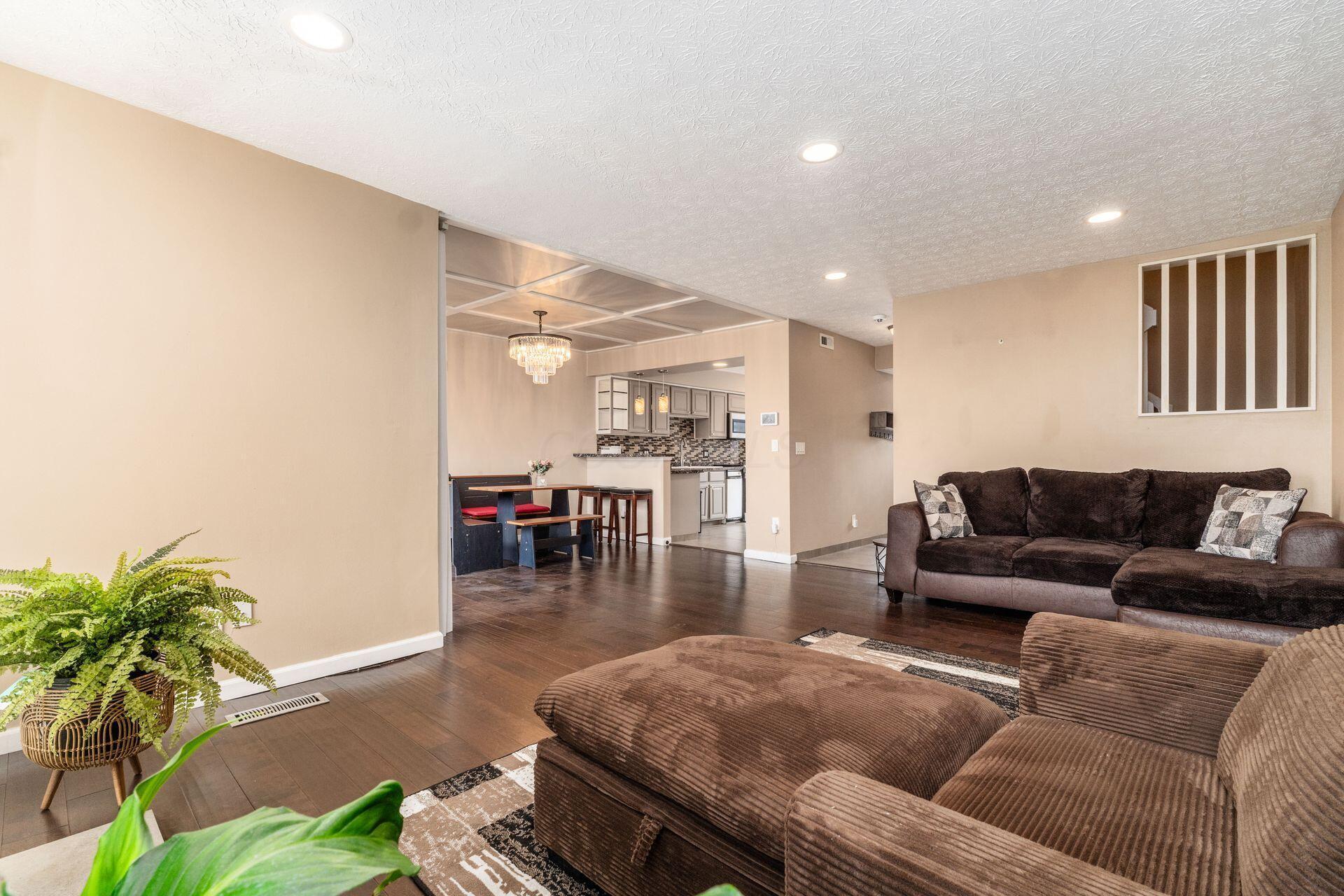 4828 Crazy Horse Lane, 2