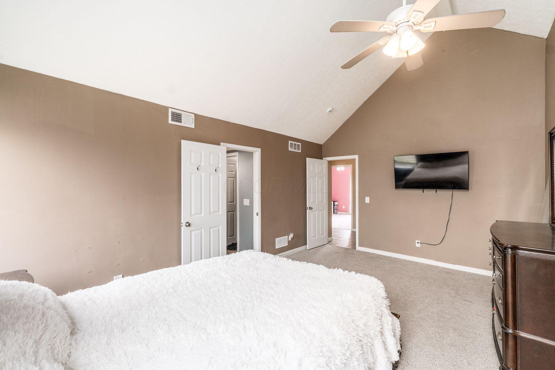 4828 Crazy Horse Lane, 2