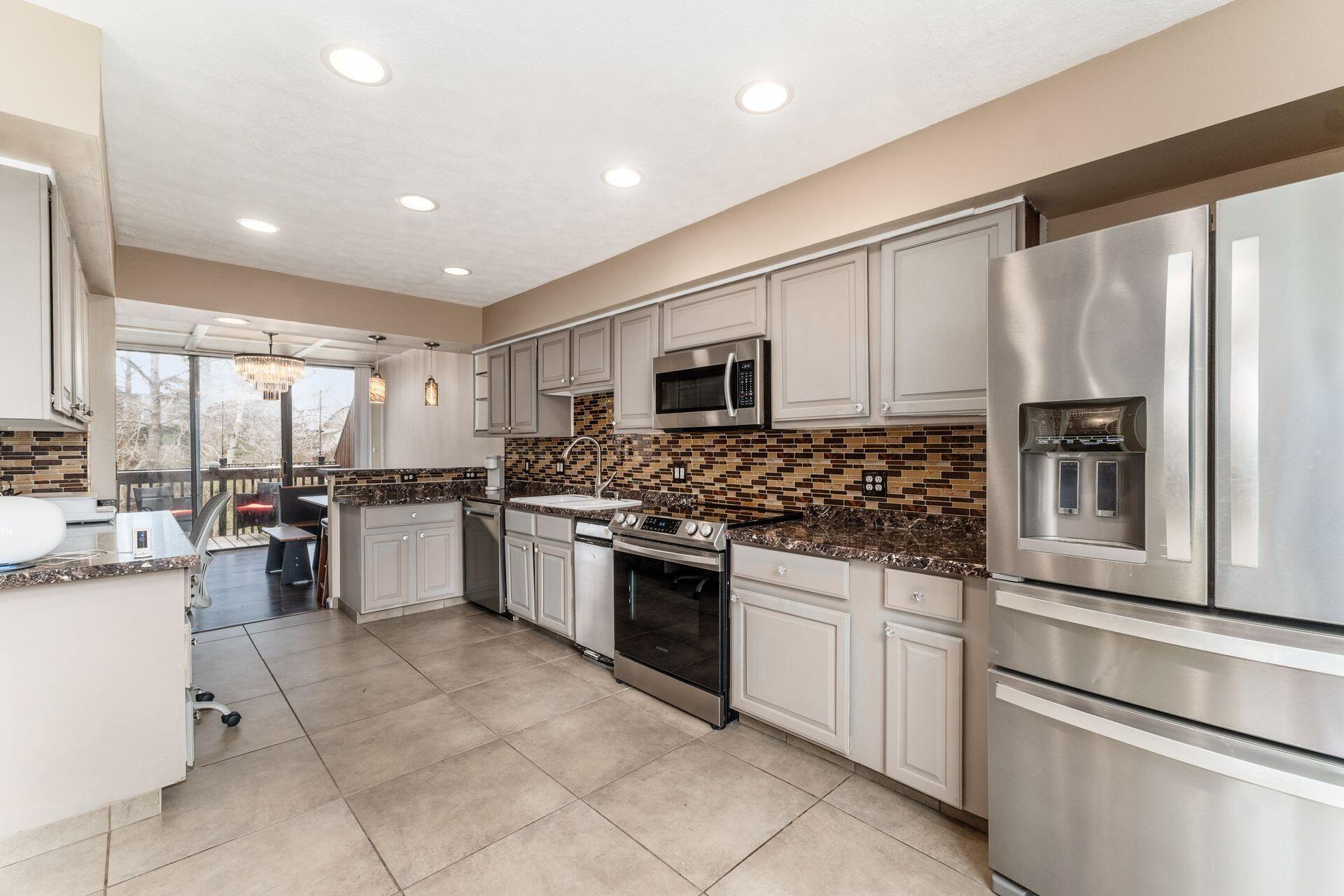 4828 Crazy Horse Lane, 2