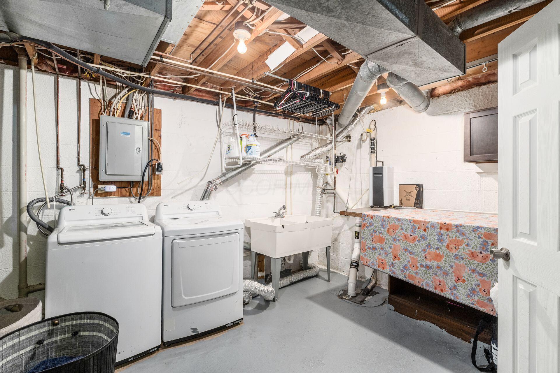 4828 Crazy Horse Lane, 2