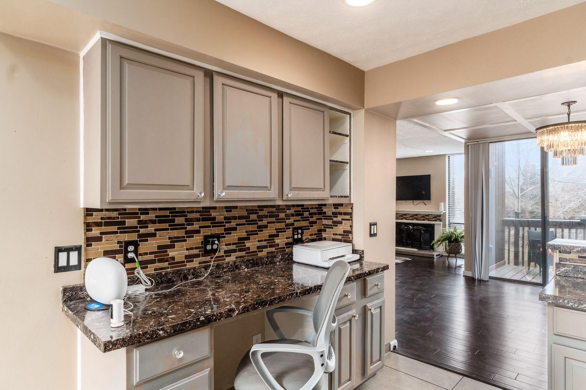 4828 Crazy Horse Lane, 2