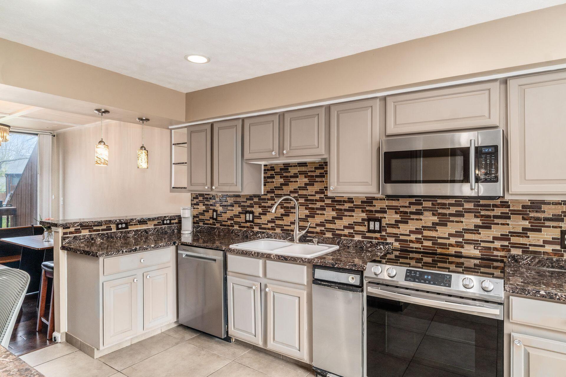 4828 Crazy Horse Lane, 2