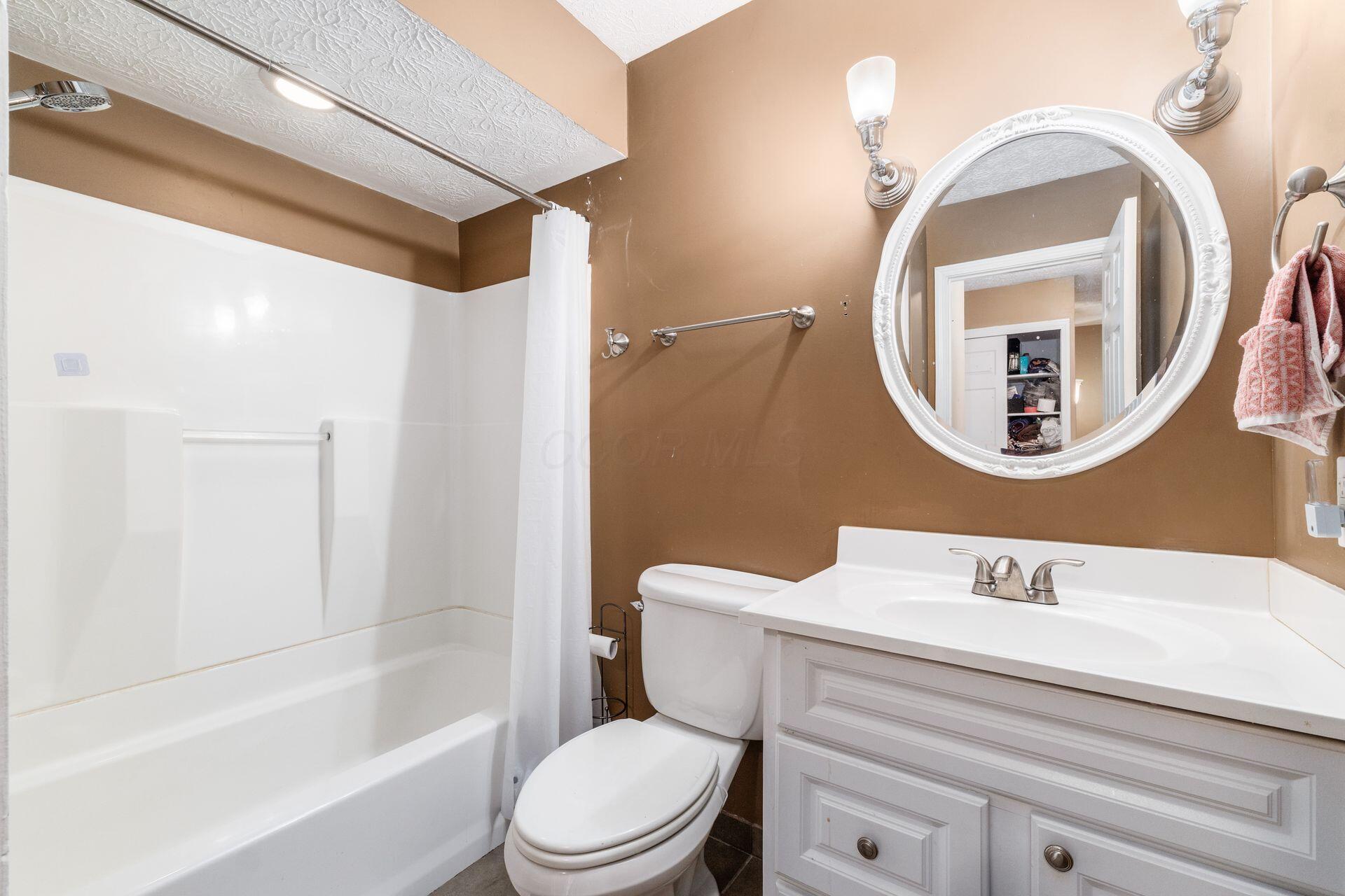 4828 Crazy Horse Lane, 2