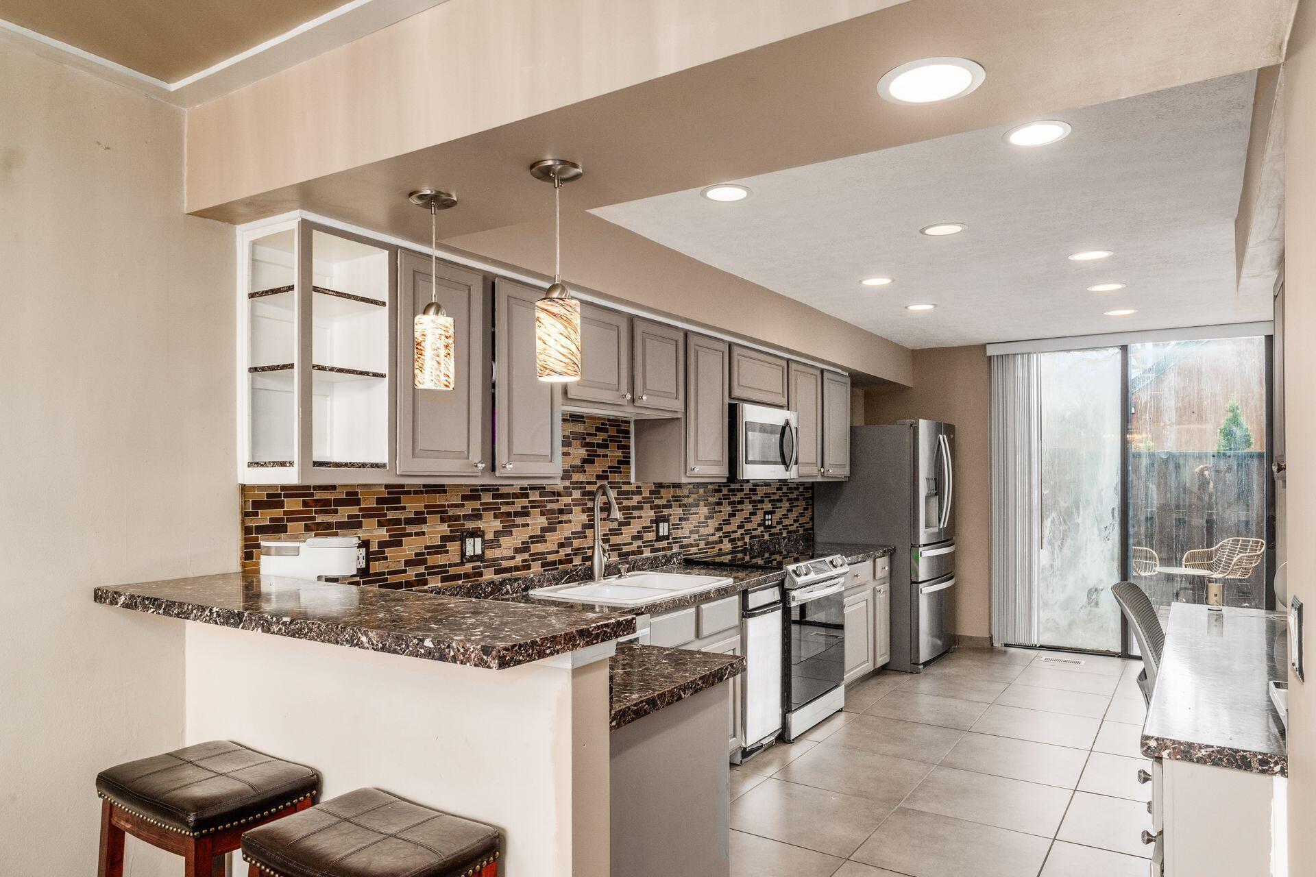 4828 Crazy Horse Lane, 2