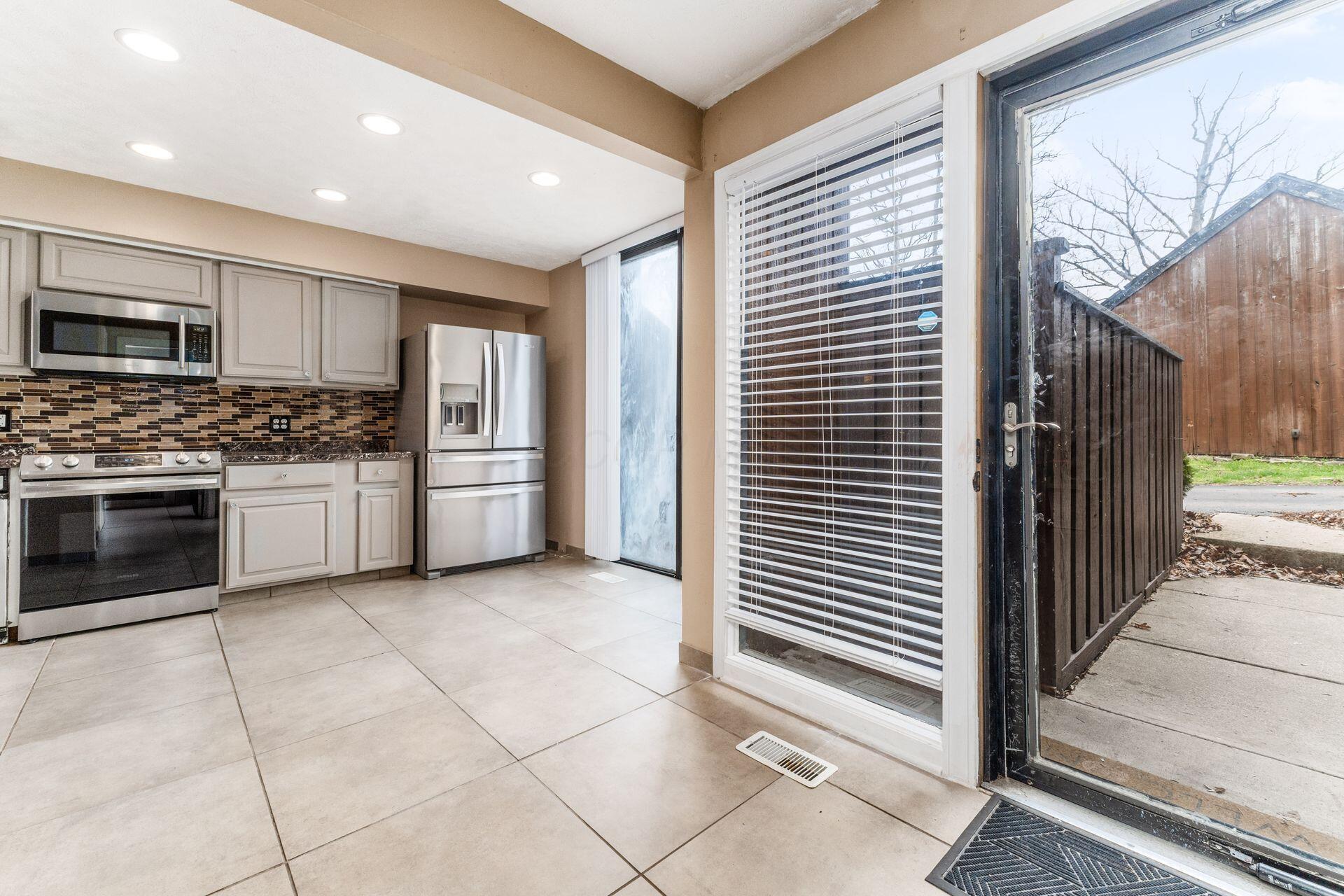 4828 Crazy Horse Lane, 2