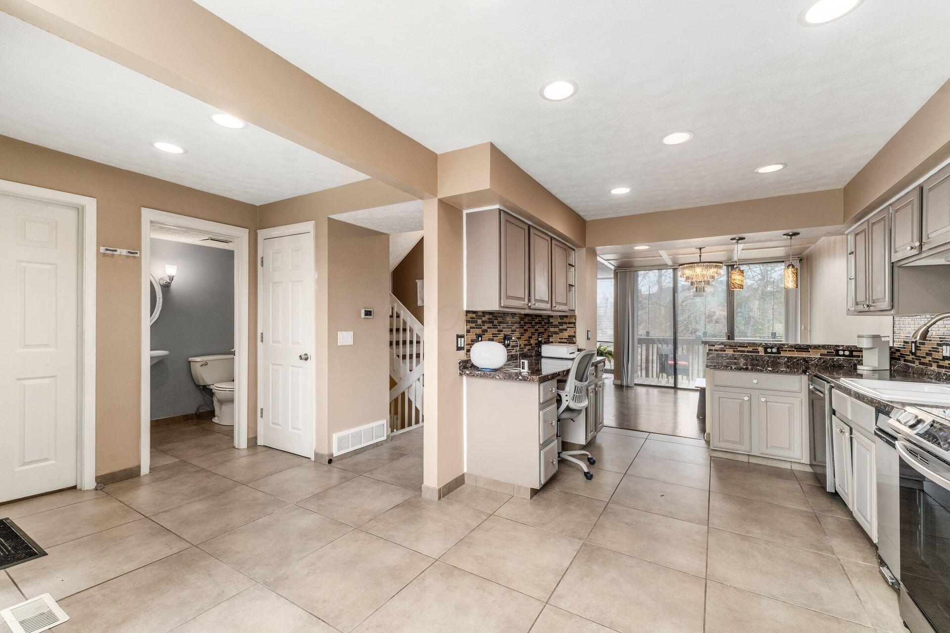 4828 Crazy Horse Lane, 2