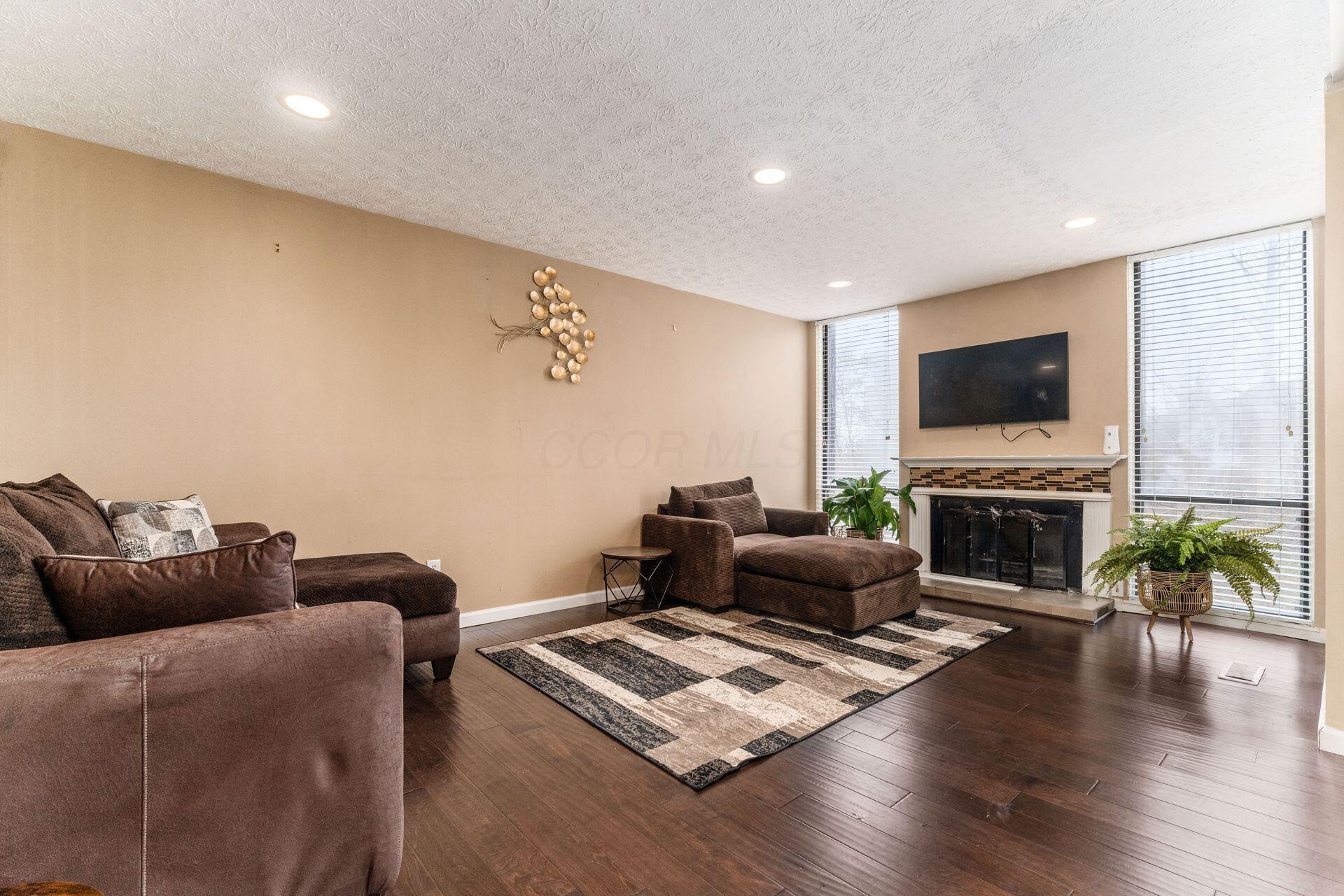 4828 Crazy Horse Lane, 2
