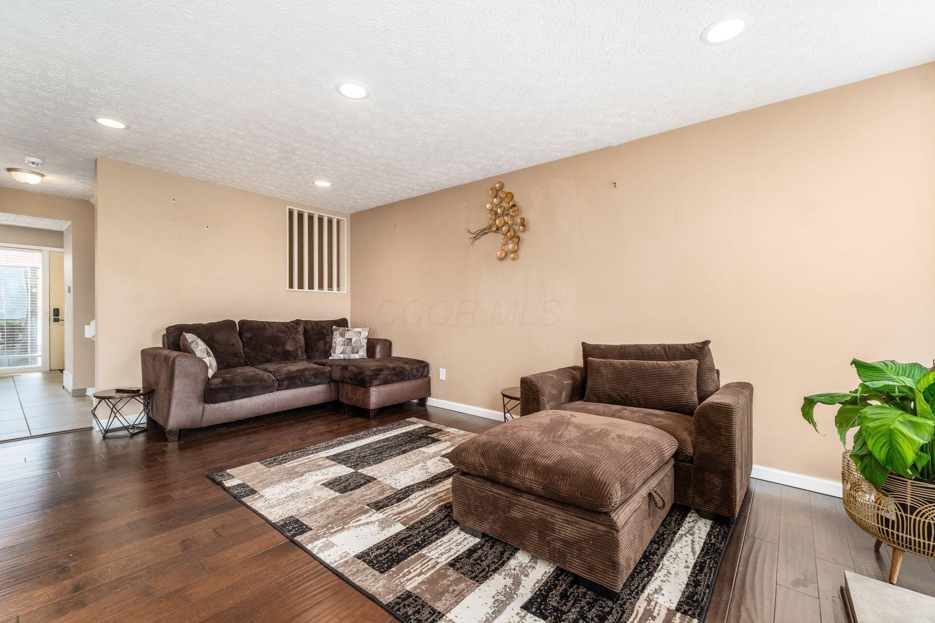 4828 Crazy Horse Lane, 2