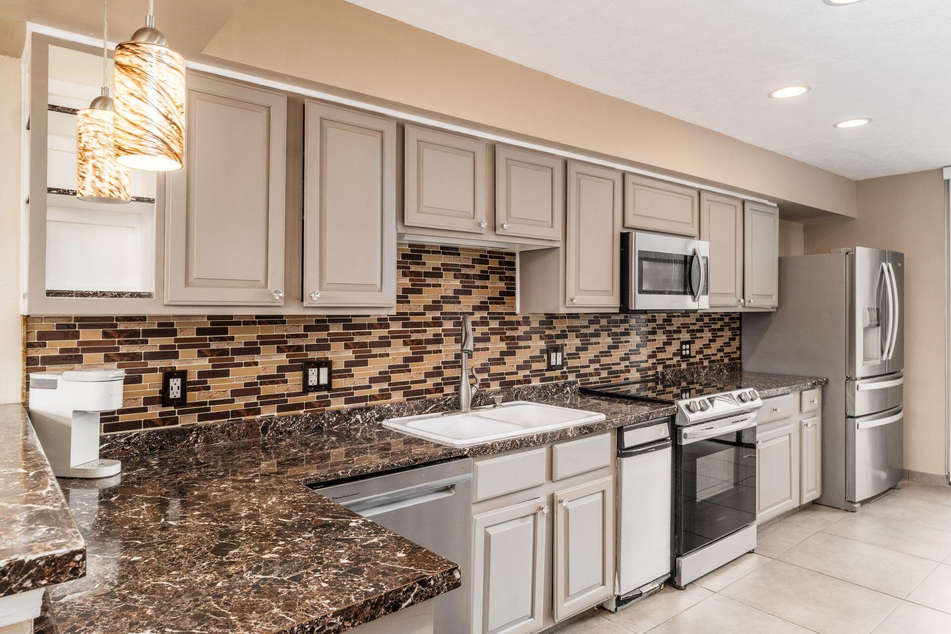 4828 Crazy Horse Lane, 2