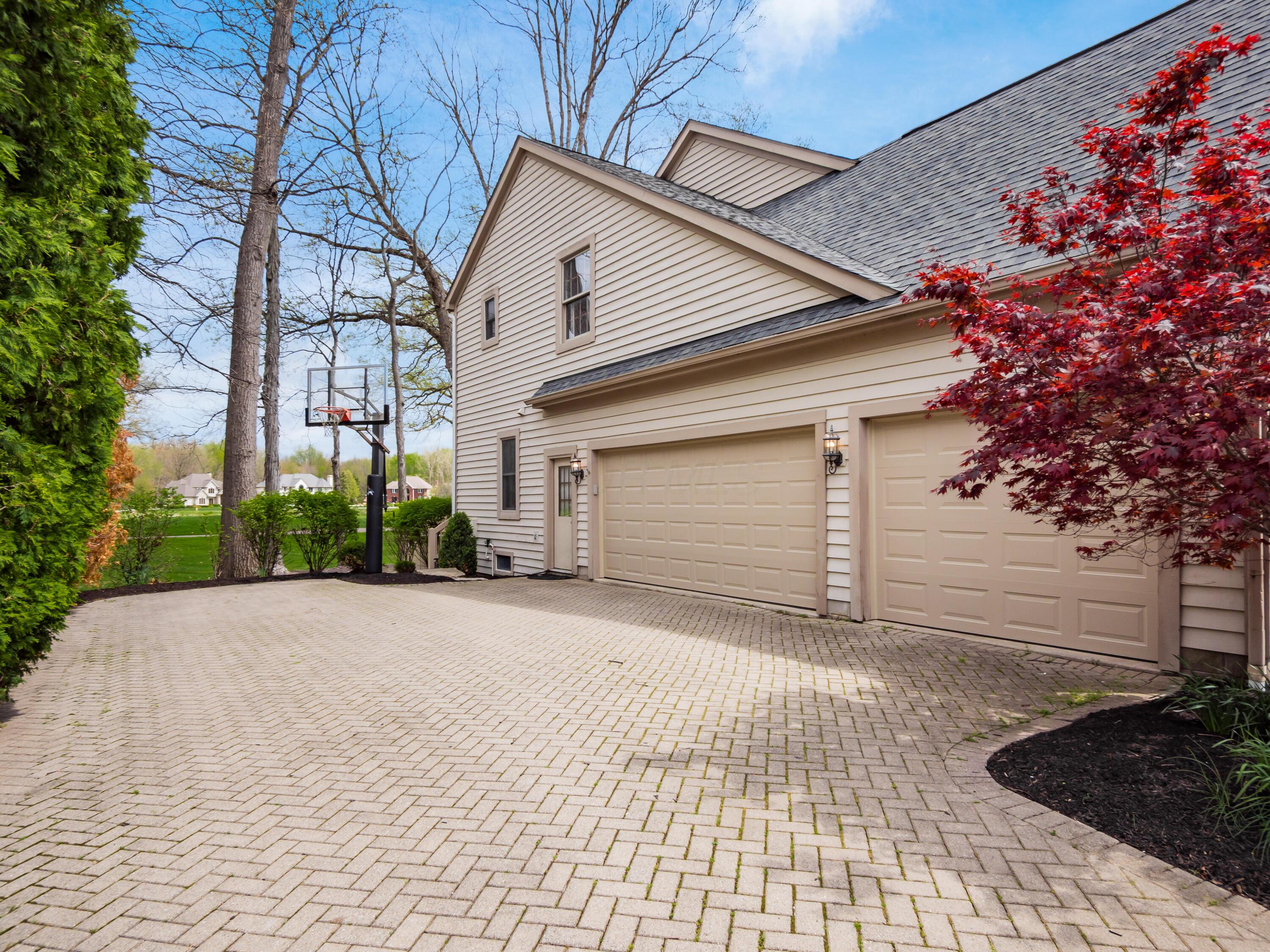 5695 Medallion Drive E