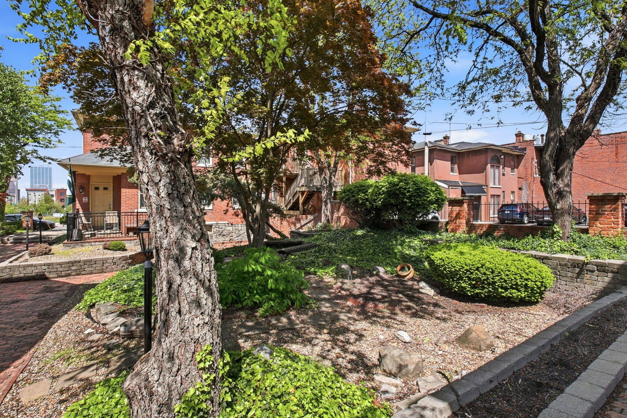 175 E Livingston Avenue, B