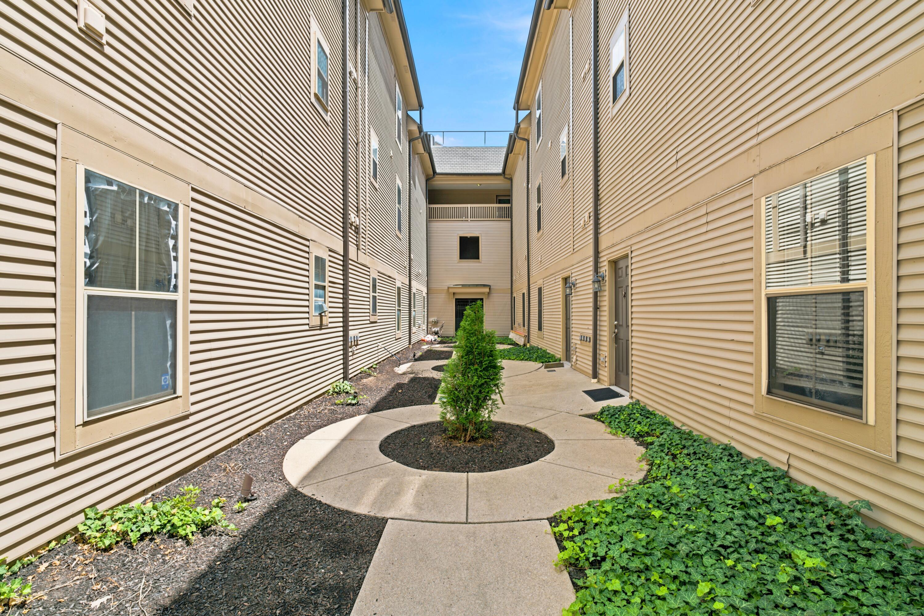 22 W Russell Street