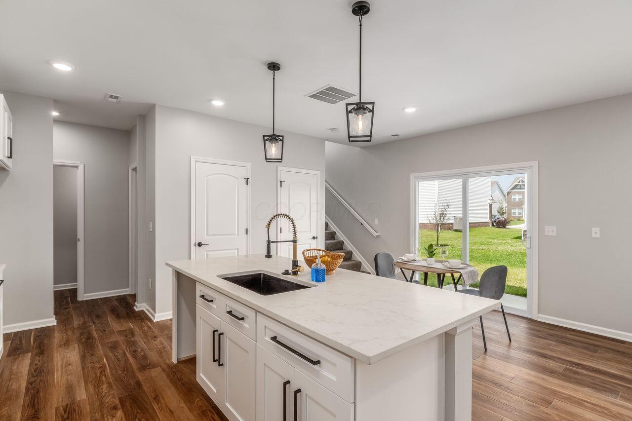 1004 Beehive Grove