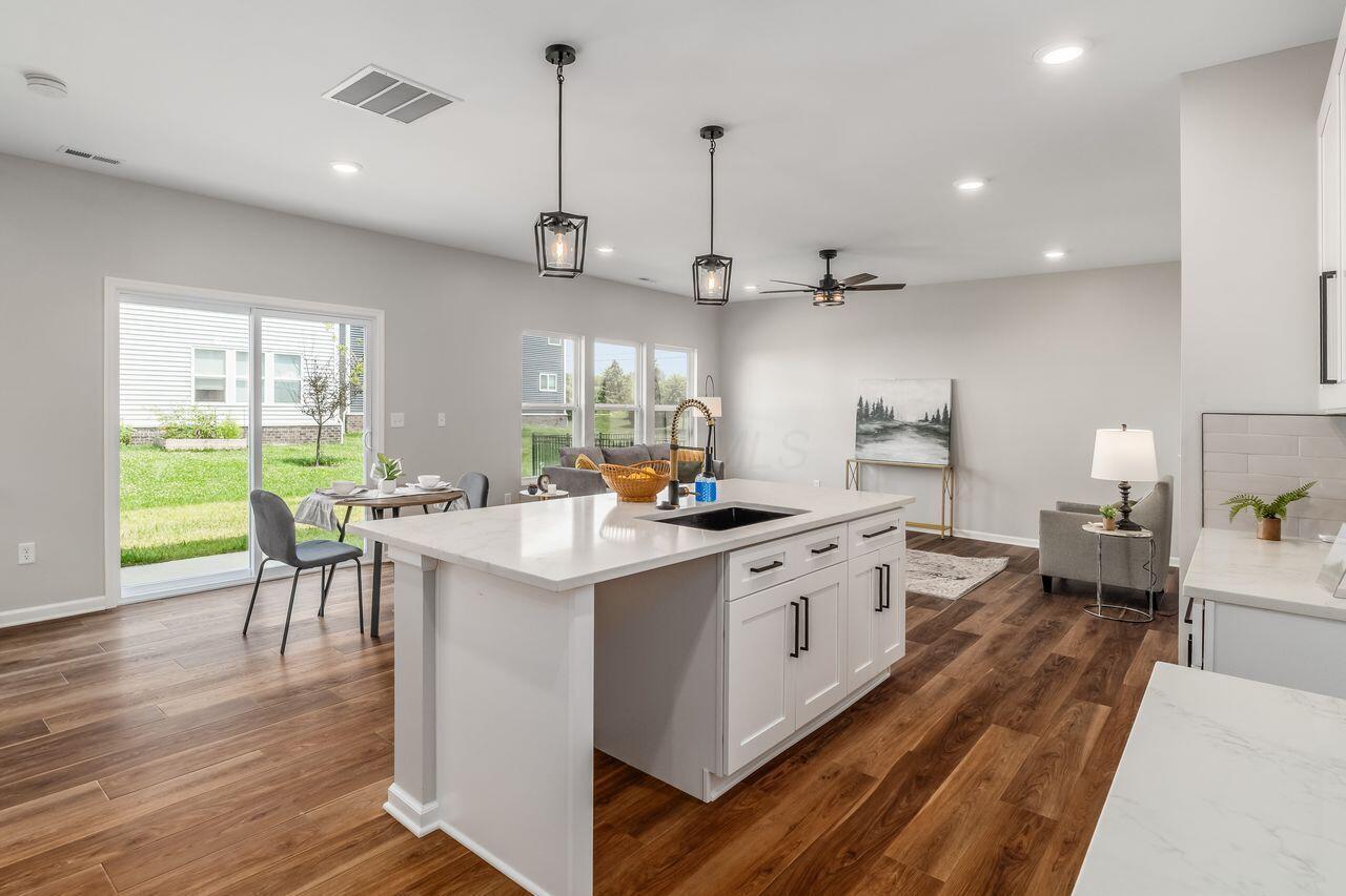 1004 Beehive Grove