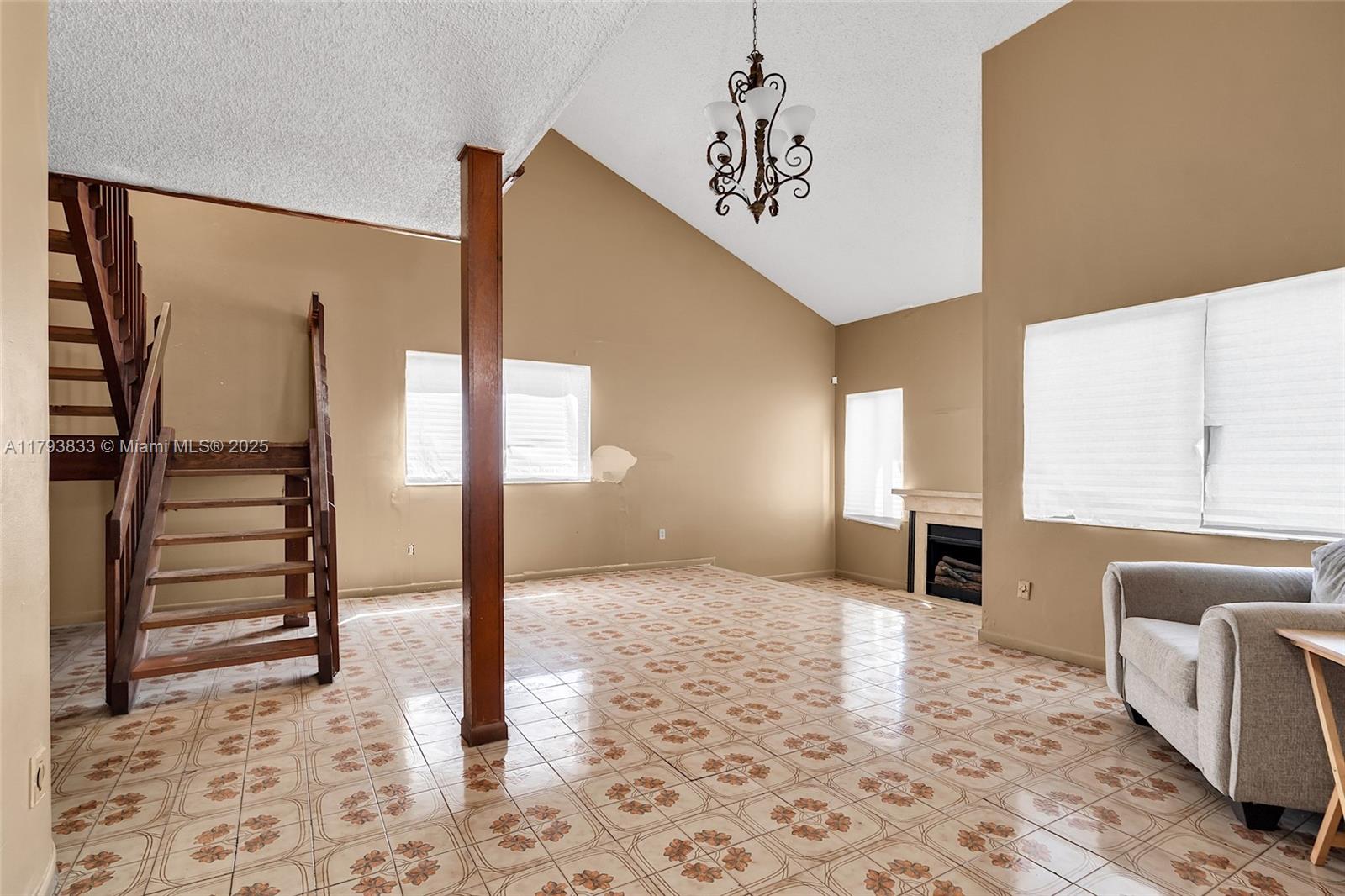 839 W 39th Pl