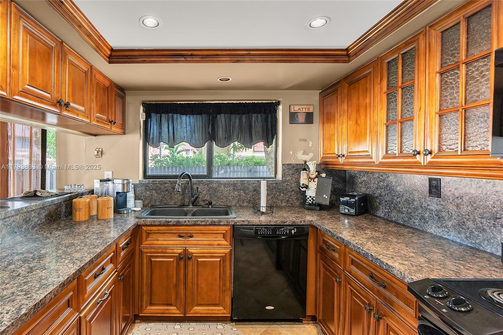 839 W 39th Pl