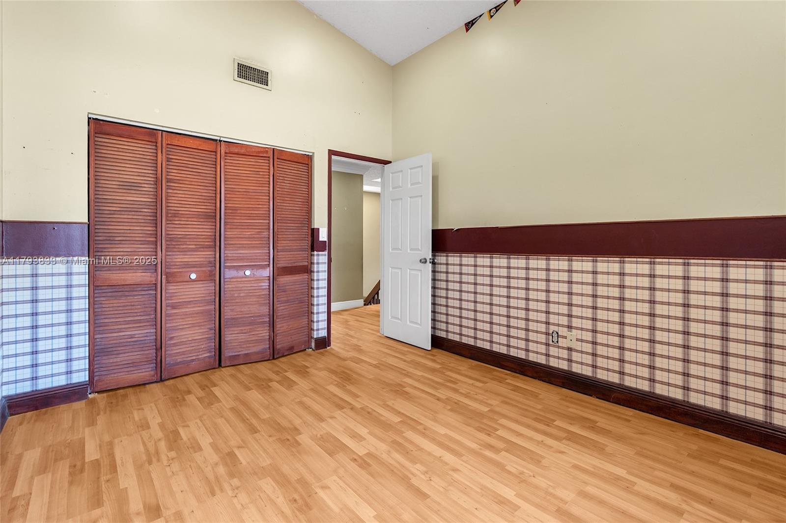 839 W 39th Pl
