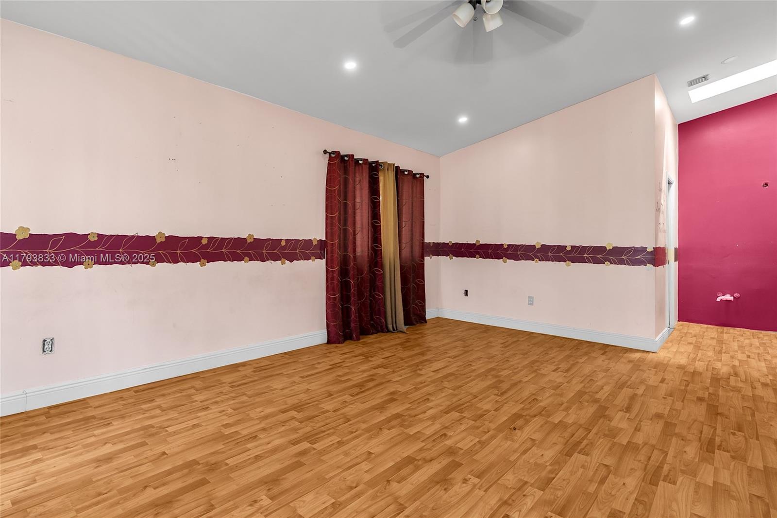 839 W 39th Pl