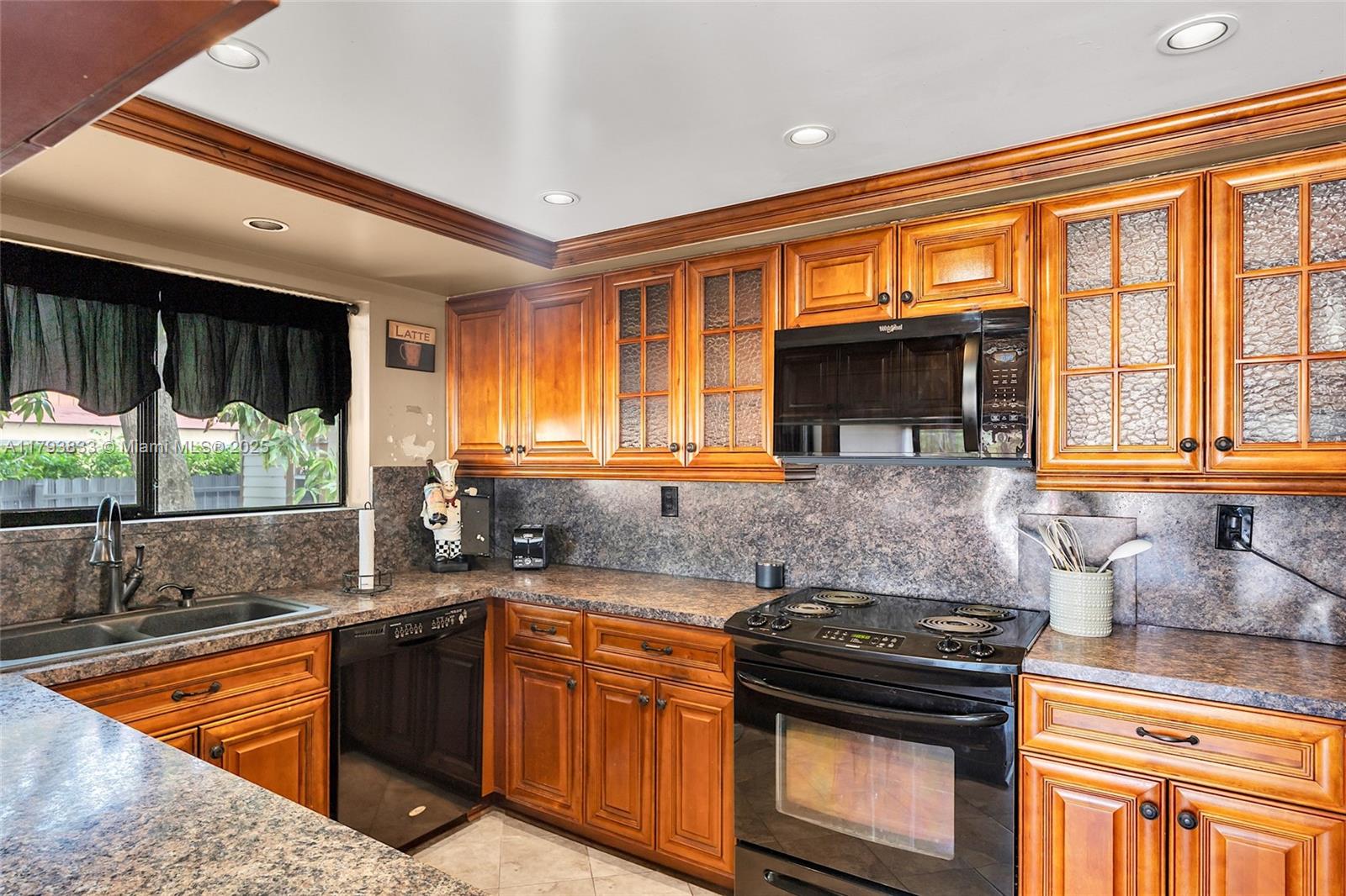 839 W 39th Pl
