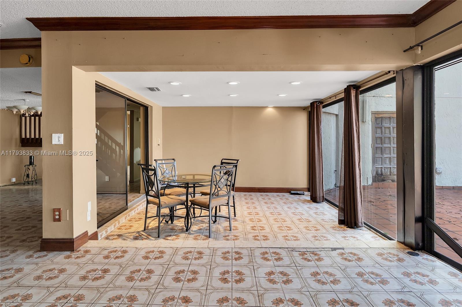 839 W 39th Pl