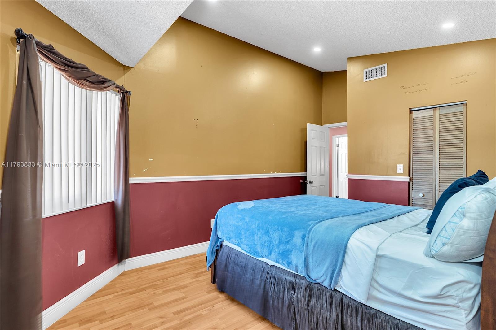839 W 39th Pl