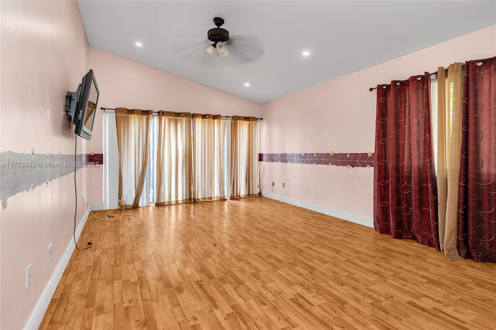 839 W 39th Pl