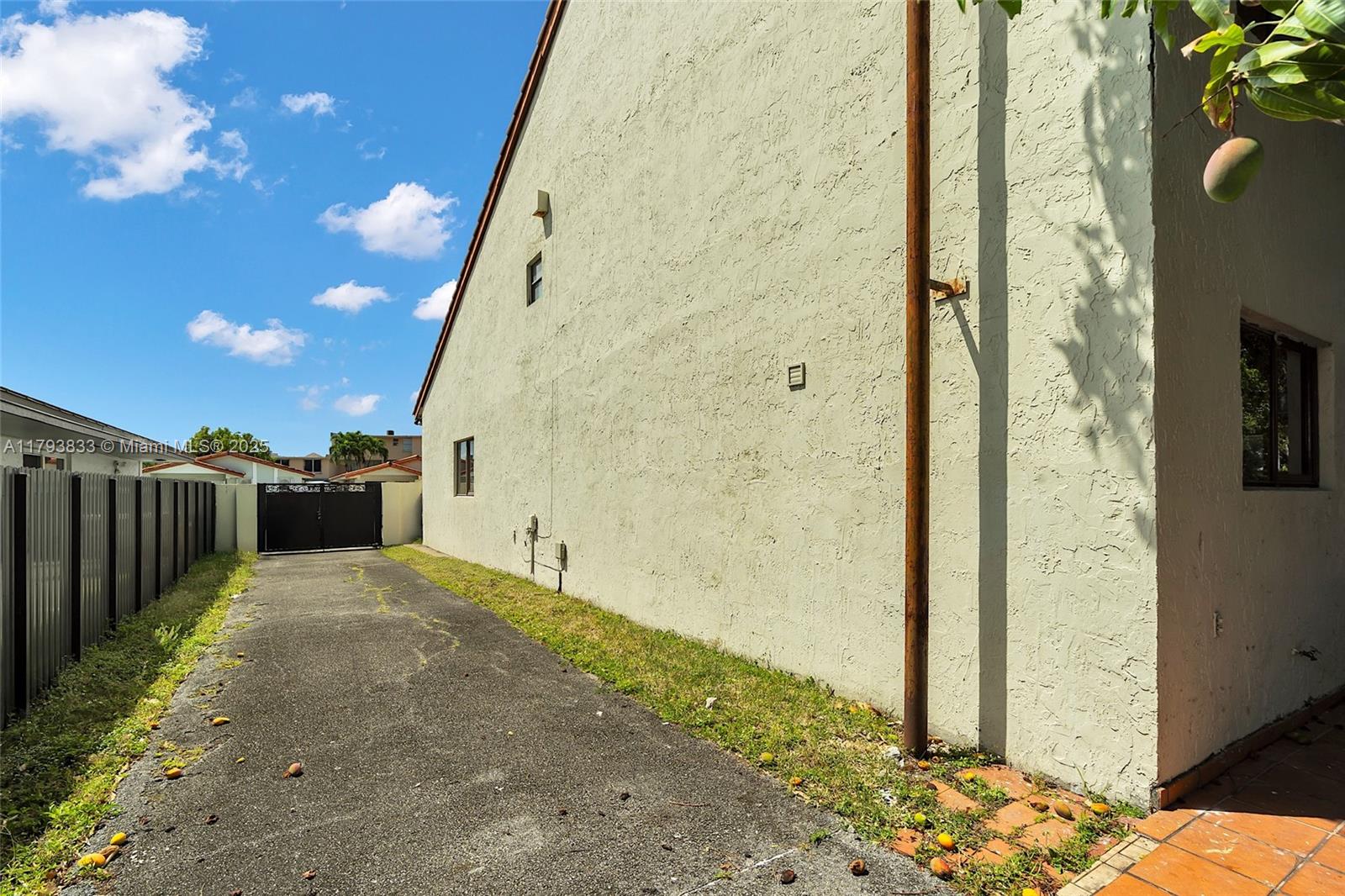 839 W 39th Pl
