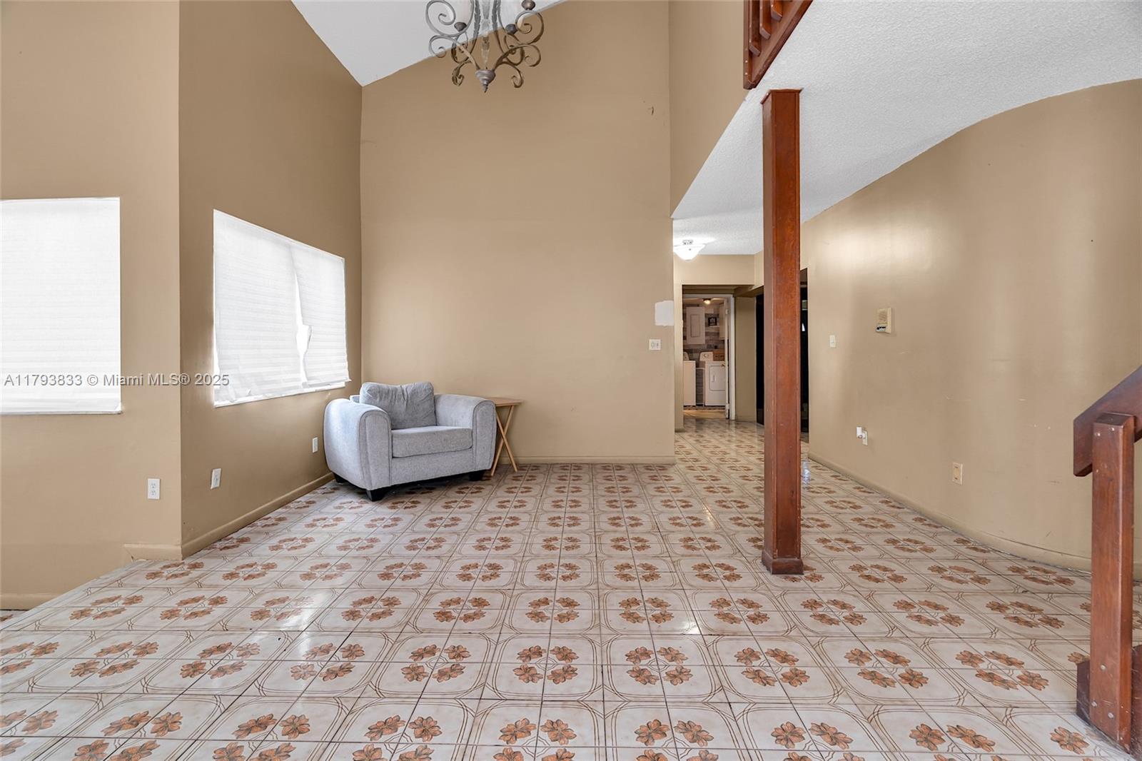 839 W 39th Pl