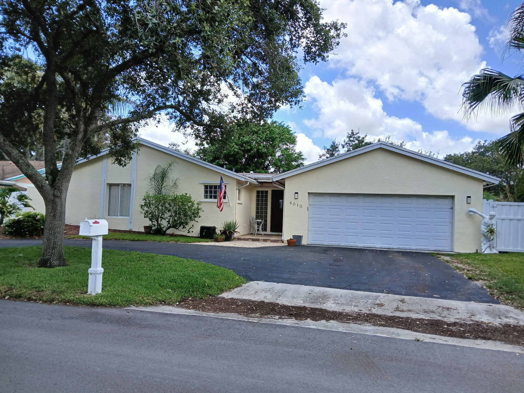 4010 W Sailboat Drive