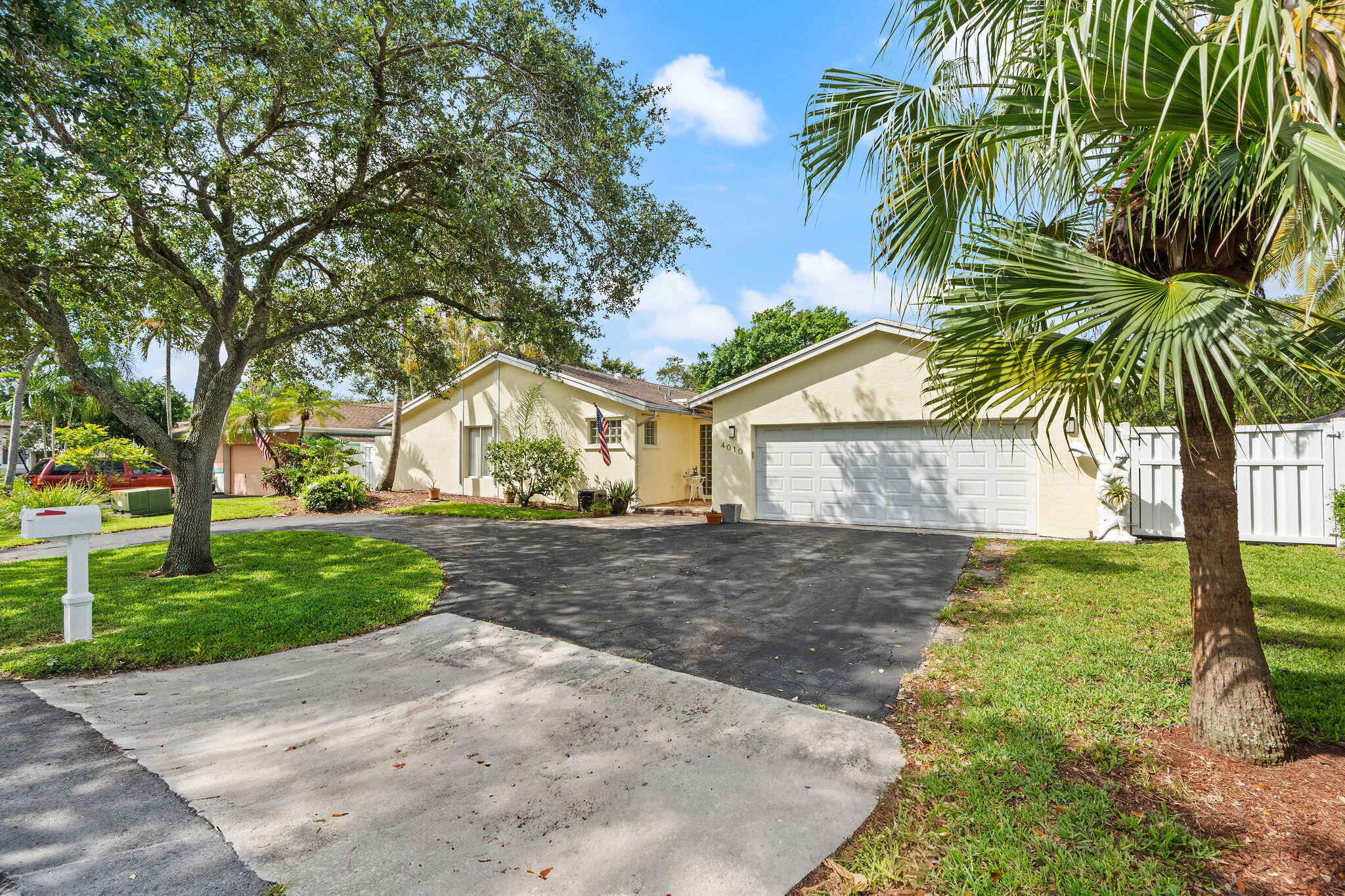 4010 W Sailboat Drive