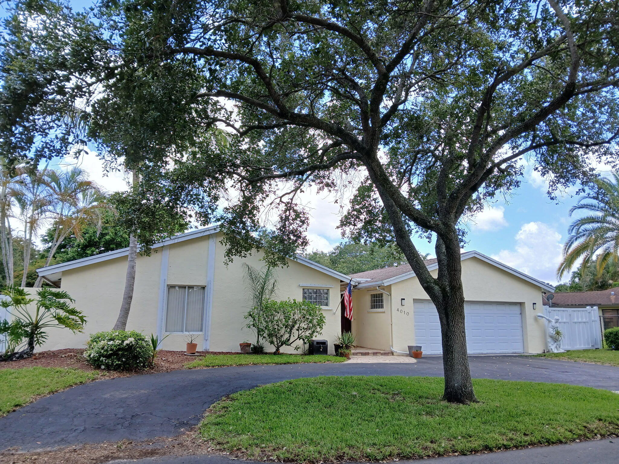 4010 W Sailboat Drive